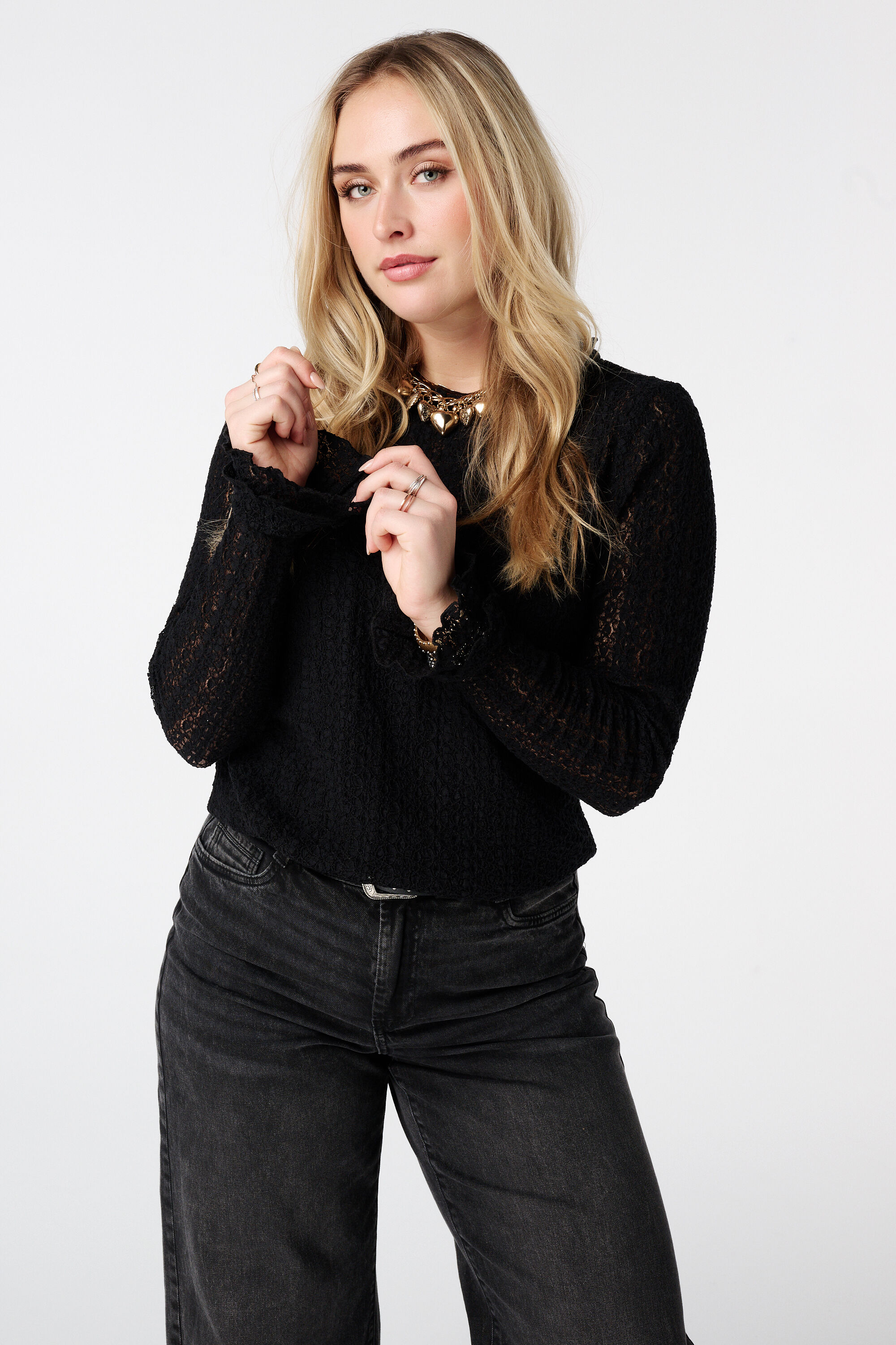 Top en dentelle avec manches &eacute;vas&eacute;es image number 0