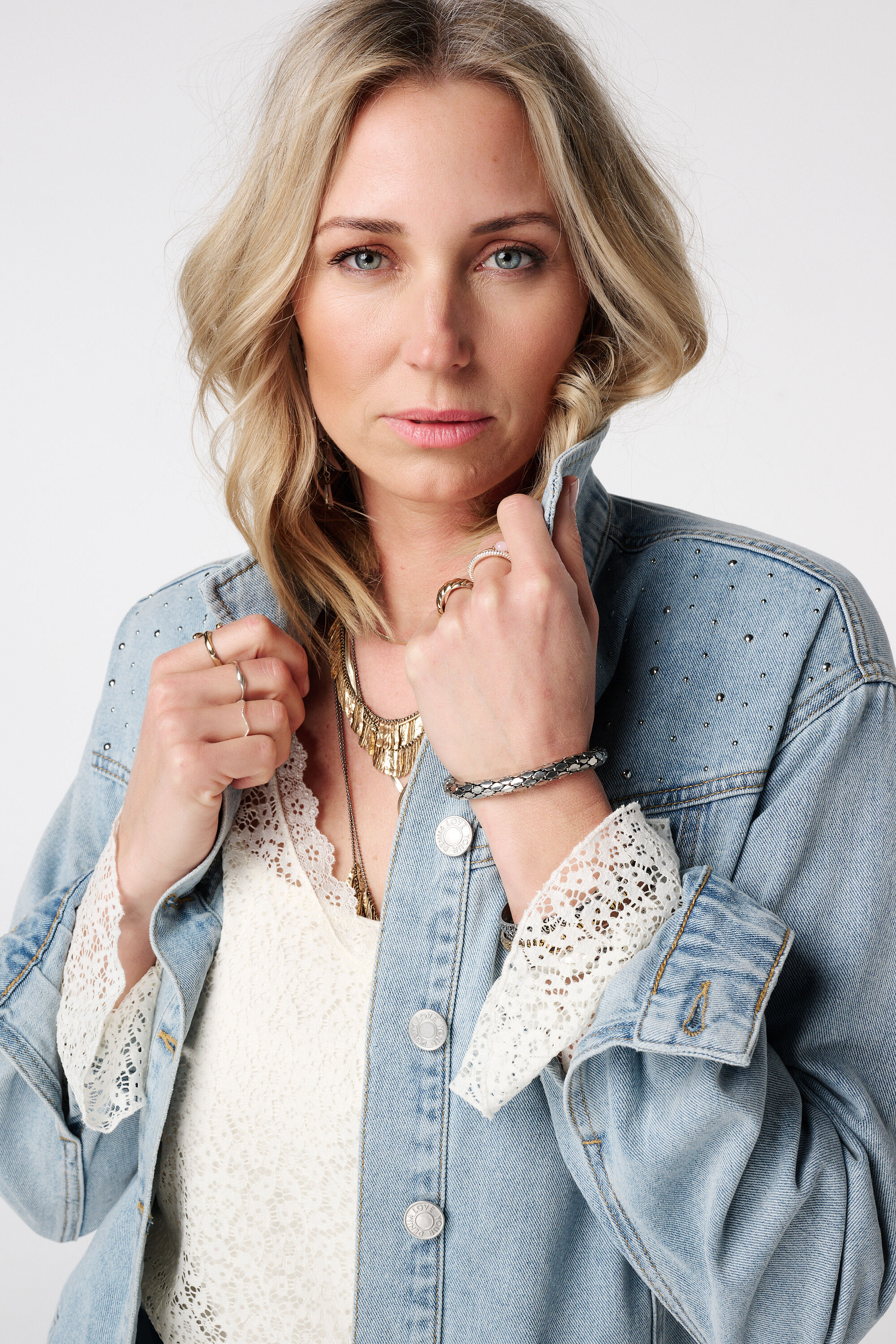 Veste en jean avec clous image number 4