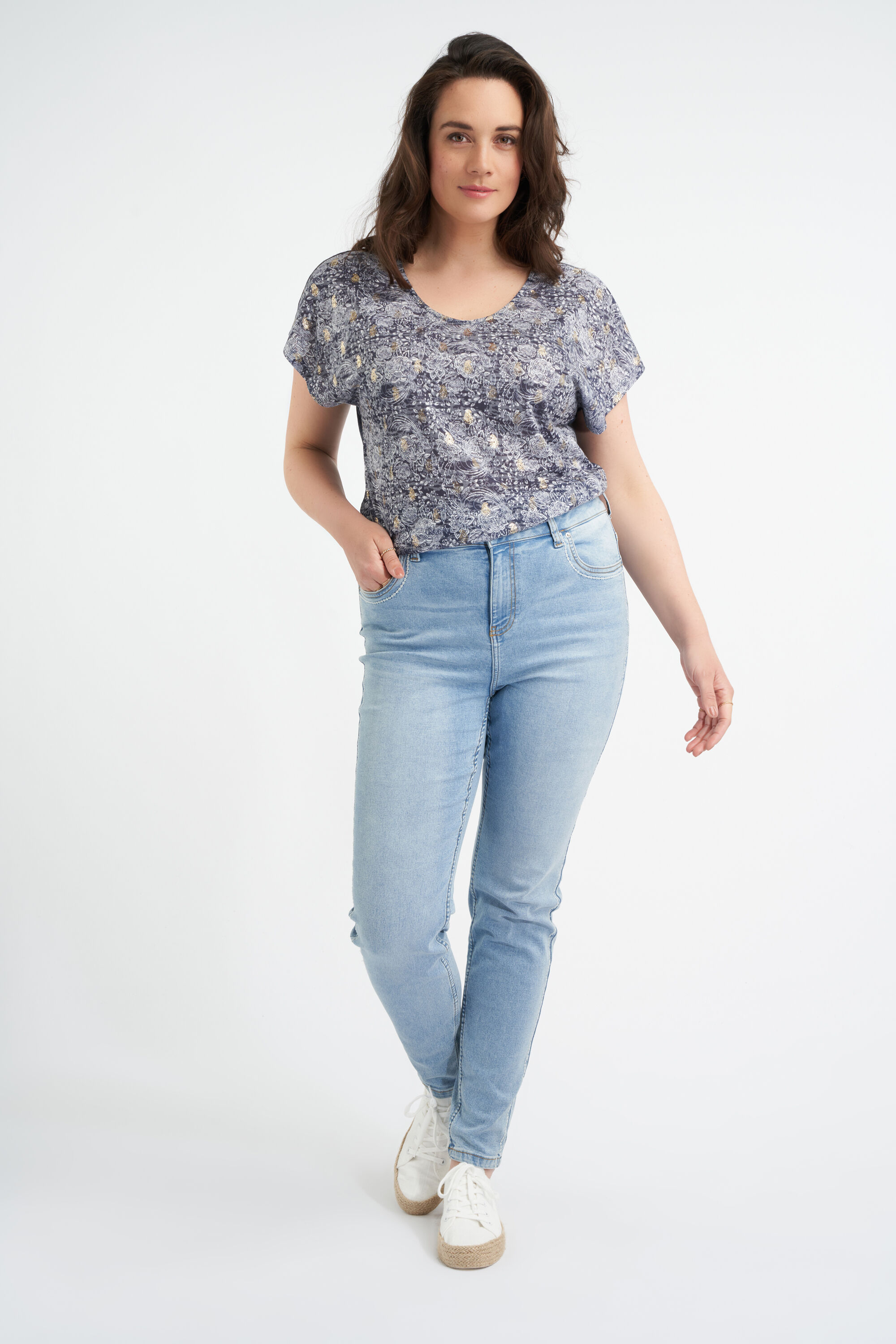 Jeans aux d&eacute;cors lat&eacute;raux image number 4