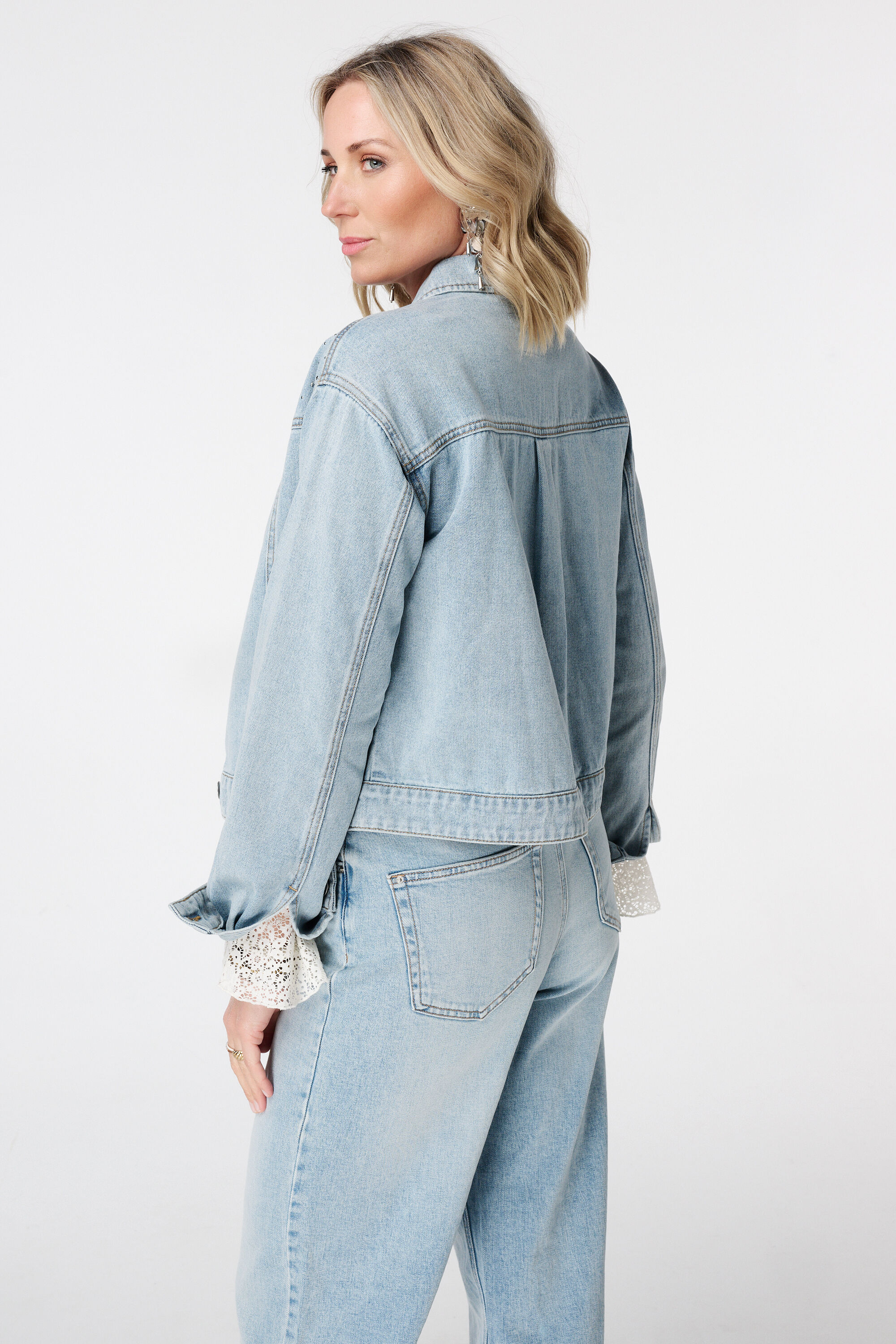 Veste en jean avec clous image number 3