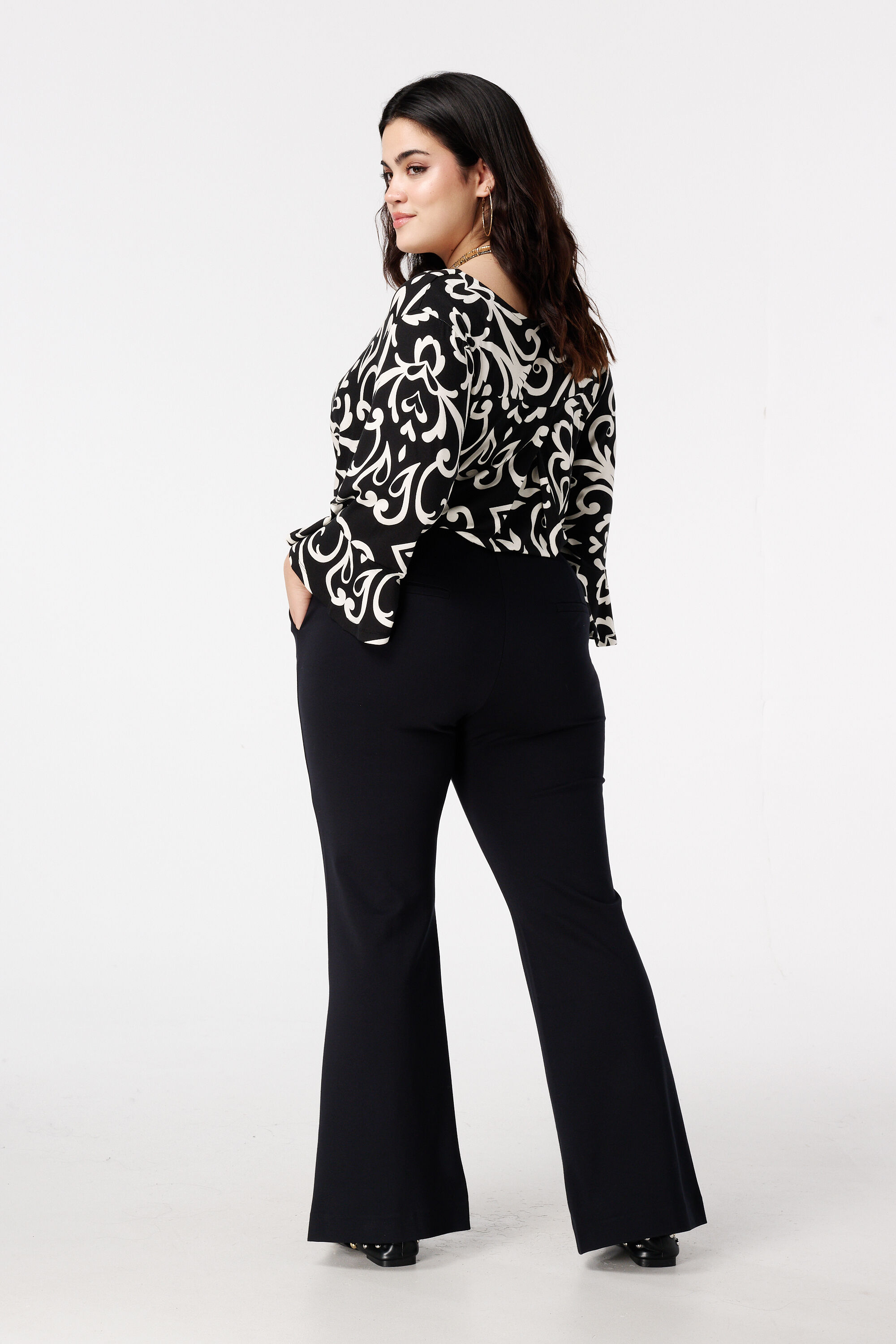 Pantalon &eacute;vas&eacute; avec fente image number 3