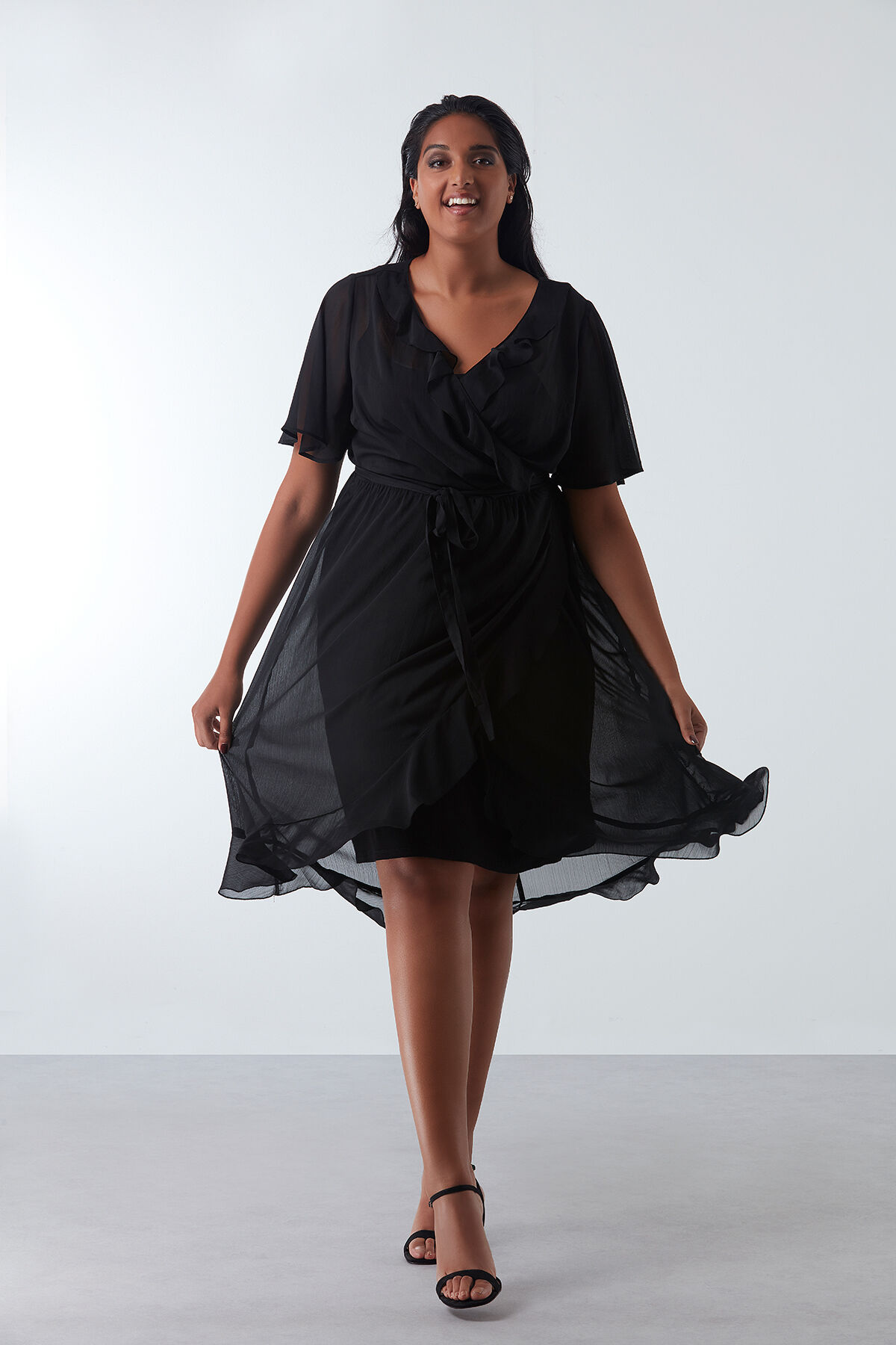 Robe cache-c&oelig;ur &agrave; volants image number 6