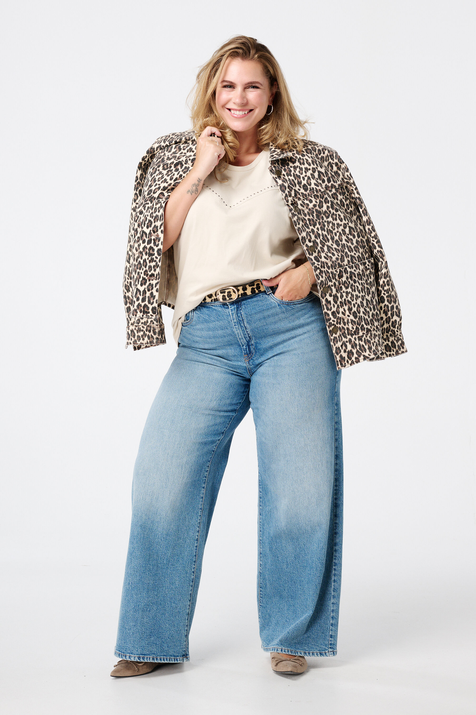 Veste en jean imprim&eacute; l&eacute;opard image number 5
