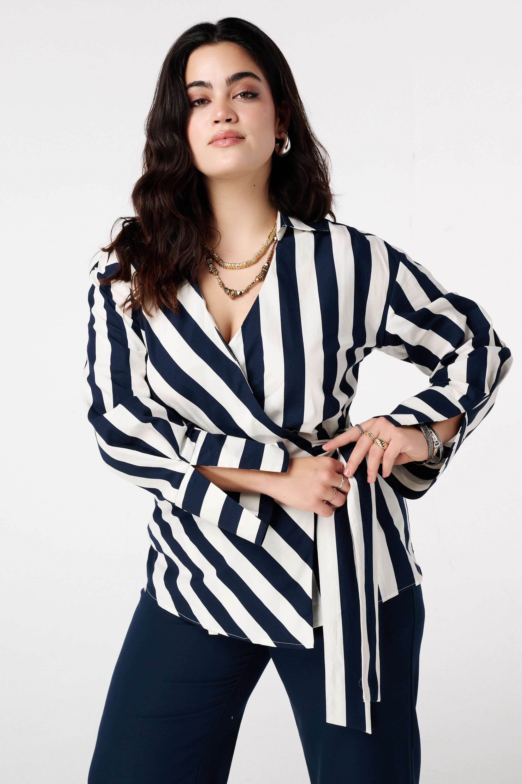 Blouse cache-c&oelig;ur avec col en V et n&oelig;ud
