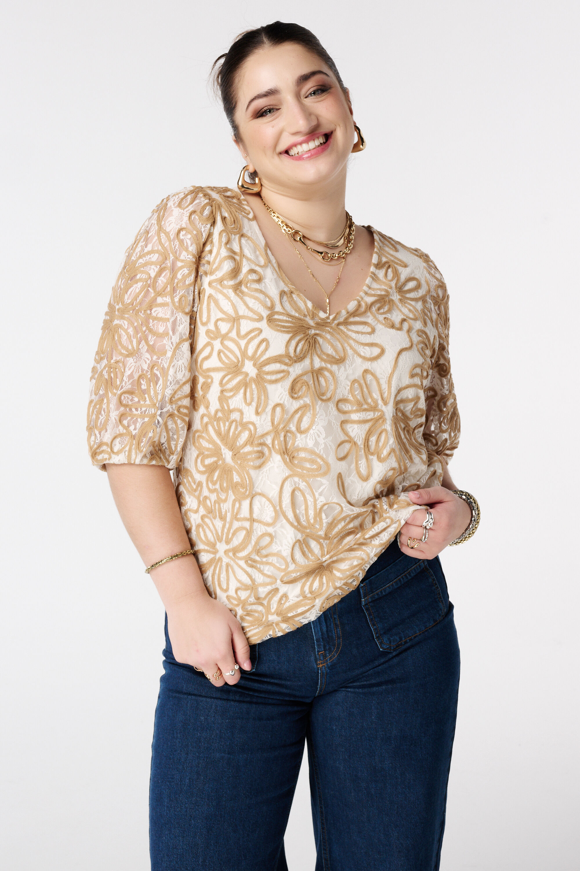 Top brod&eacute; avec manches en tulle