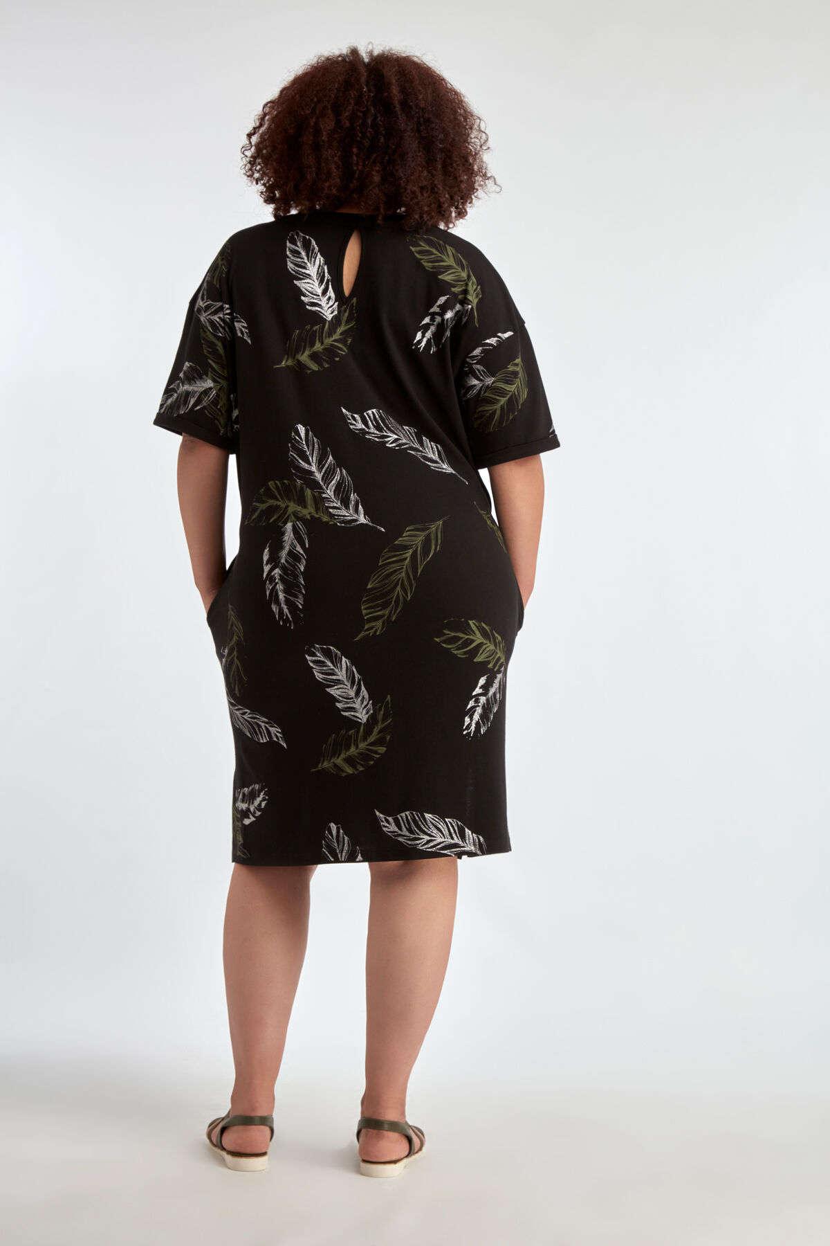 Robe d&eacute;contract&eacute;e avec imprim&eacute; et paillettes image number 3