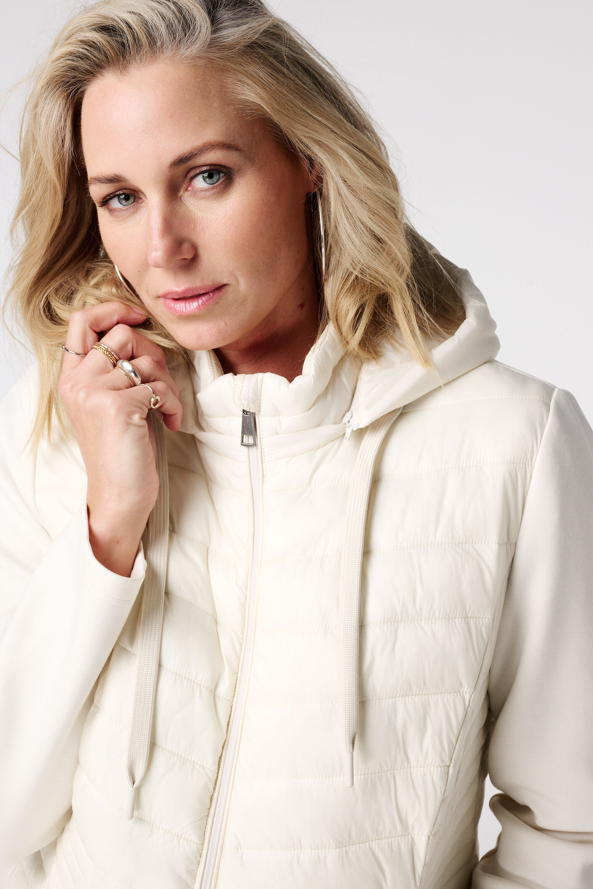 Veste matelass&eacute;e avec manches en tissu image number 4