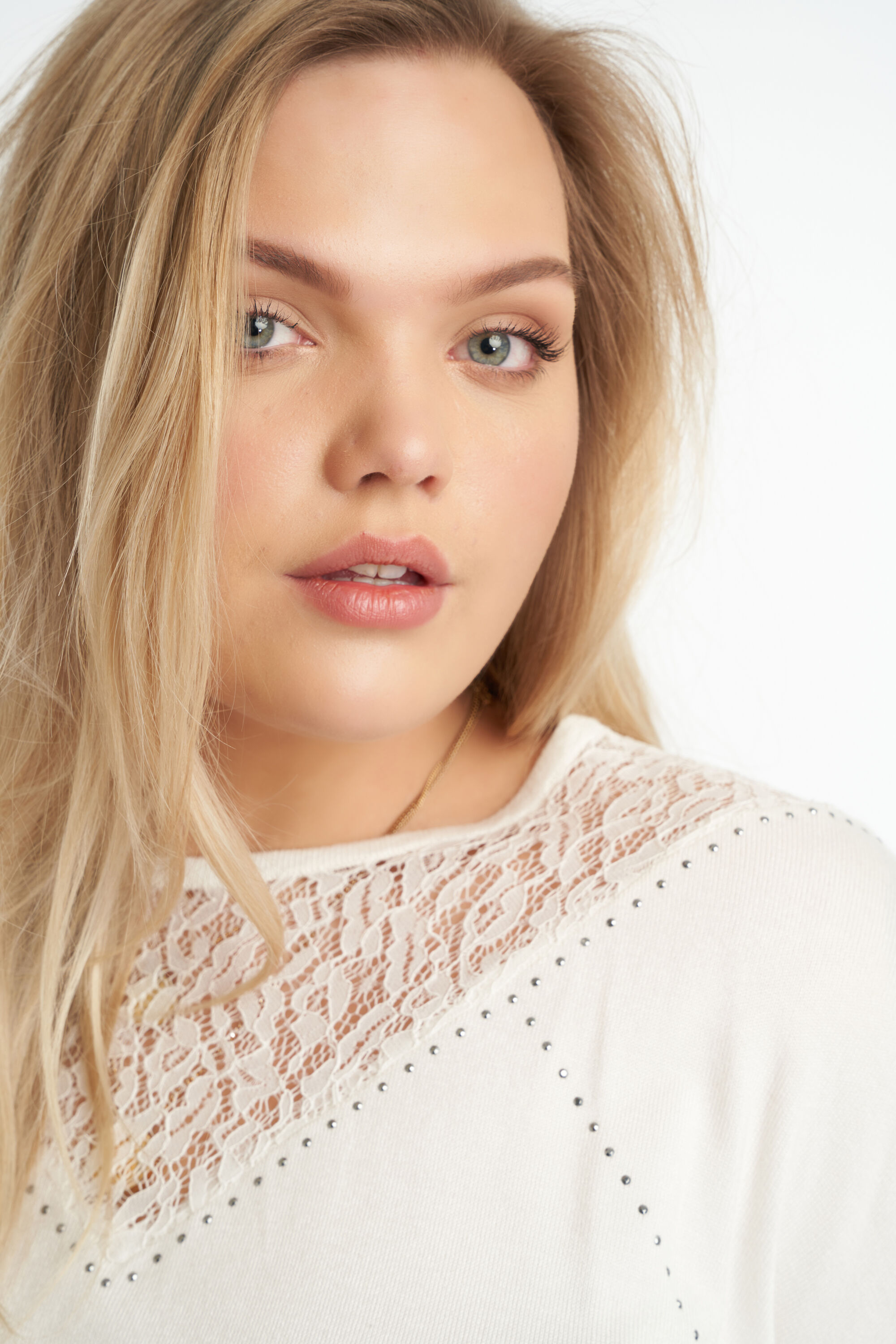 Haut en crochet avec motif ajour&eacute; et taille &agrave; cordon image number 4