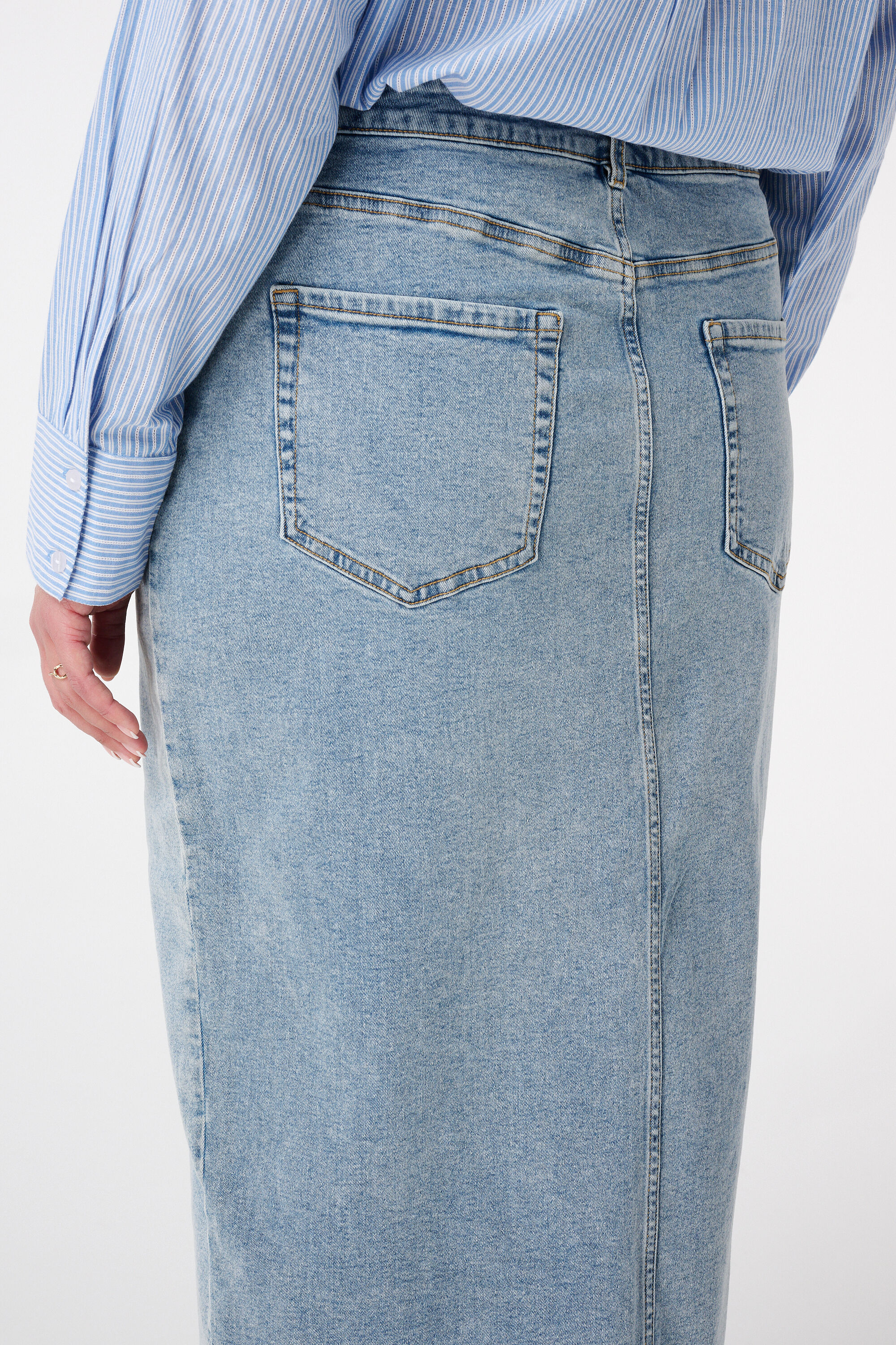 Jupe en jean avec fente image number 4