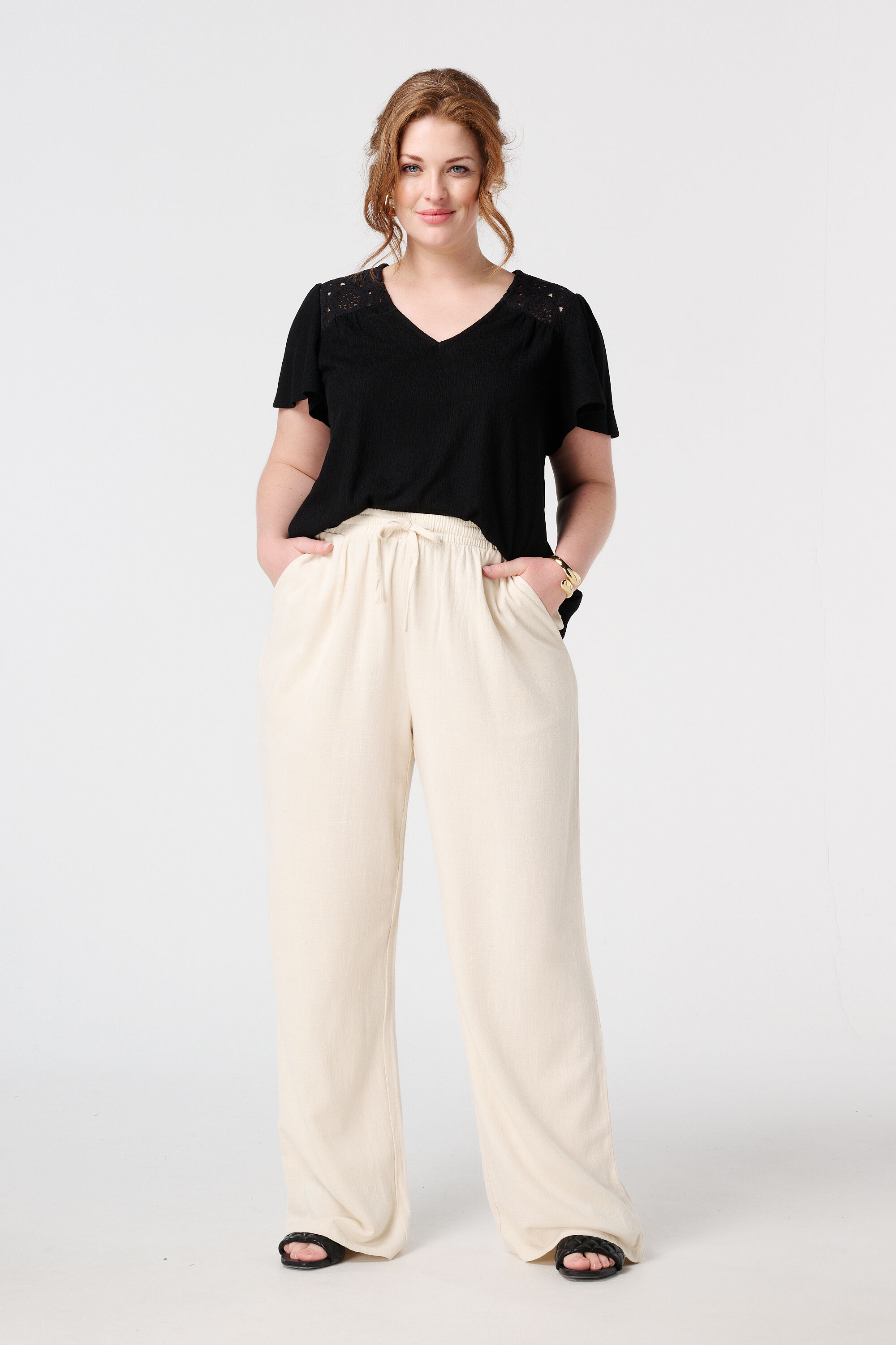 T-shirt avec des d&eacute;tails en crochet  image number 5