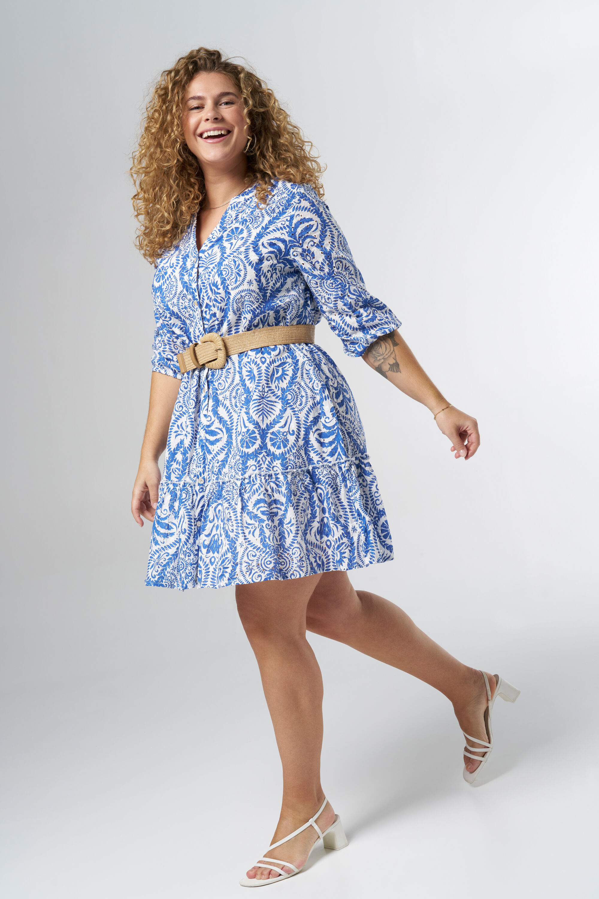 Robe courte avec broderie et ceinture image number 0