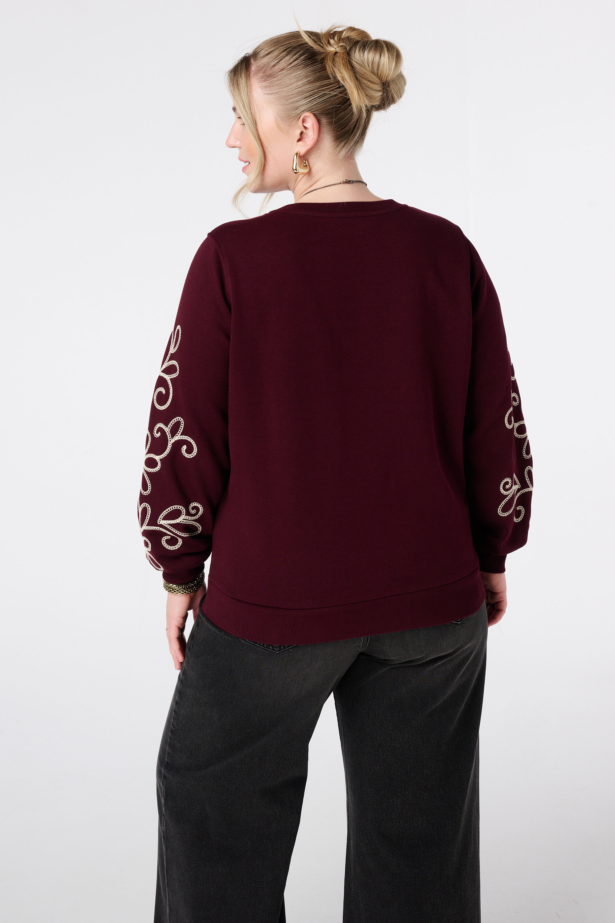 Pull avec d&eacute;tails brod&eacute;s image number 3