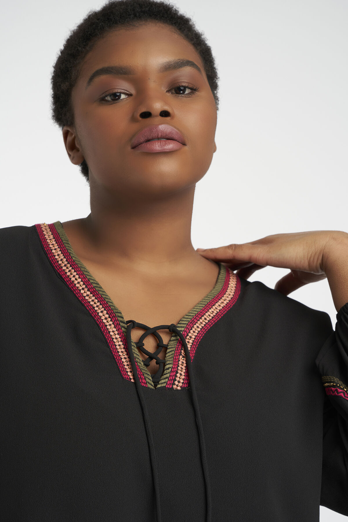 Robe au d&eacute;cor brod&eacute; image number 5