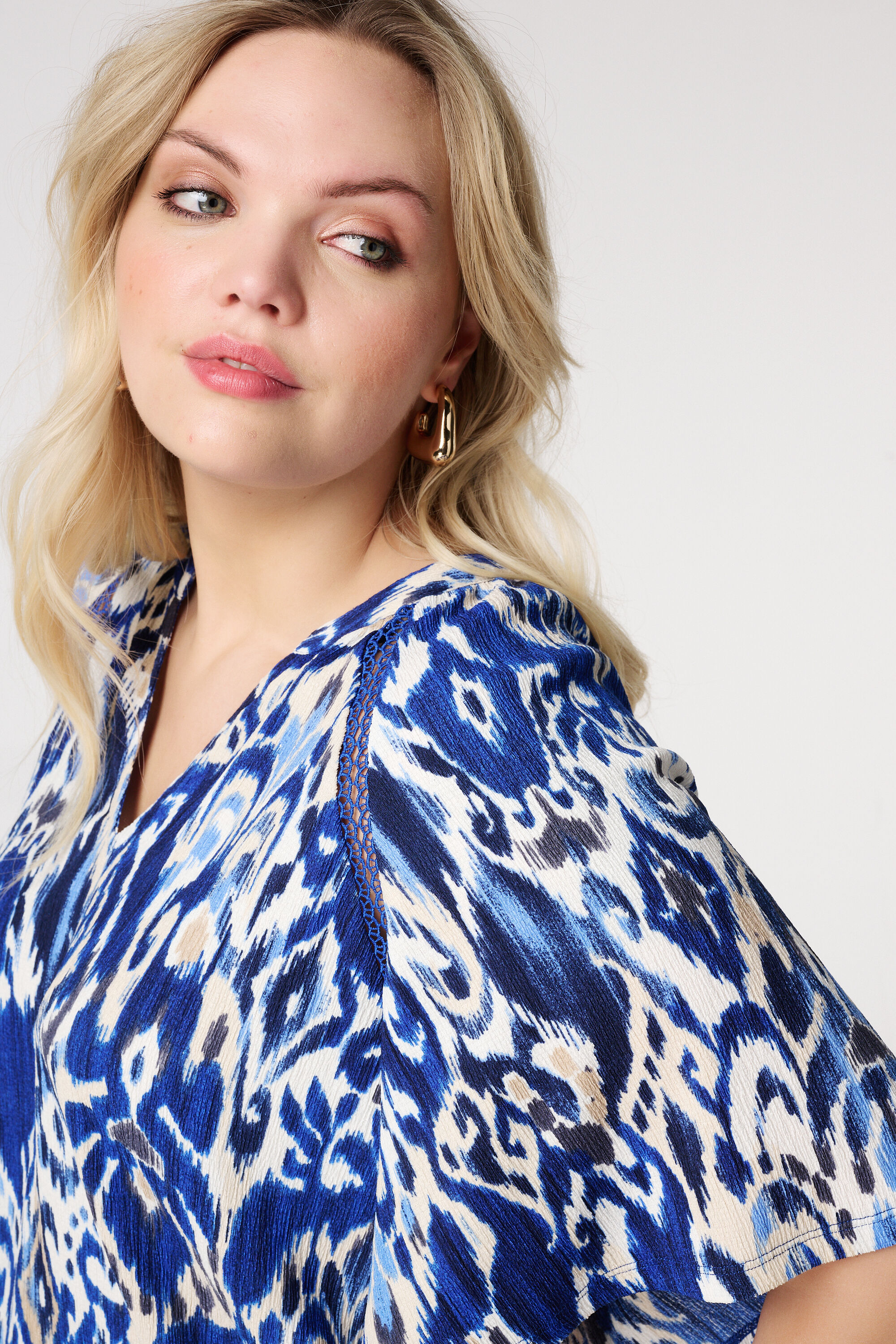 Haut &agrave; imprim&eacute; et d&eacute;tails brod&eacute;s image number 4