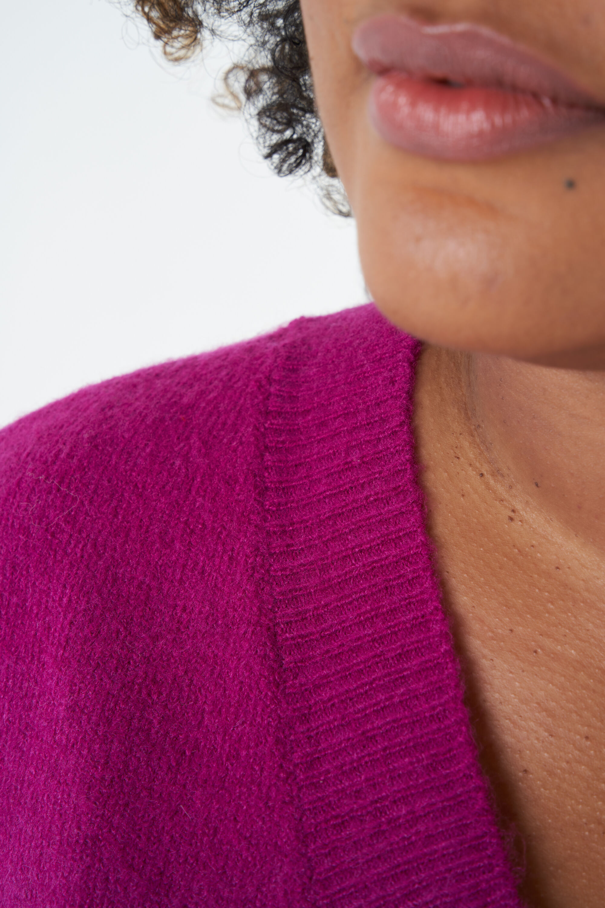 Pull en maille fine &agrave; col en V image number 4