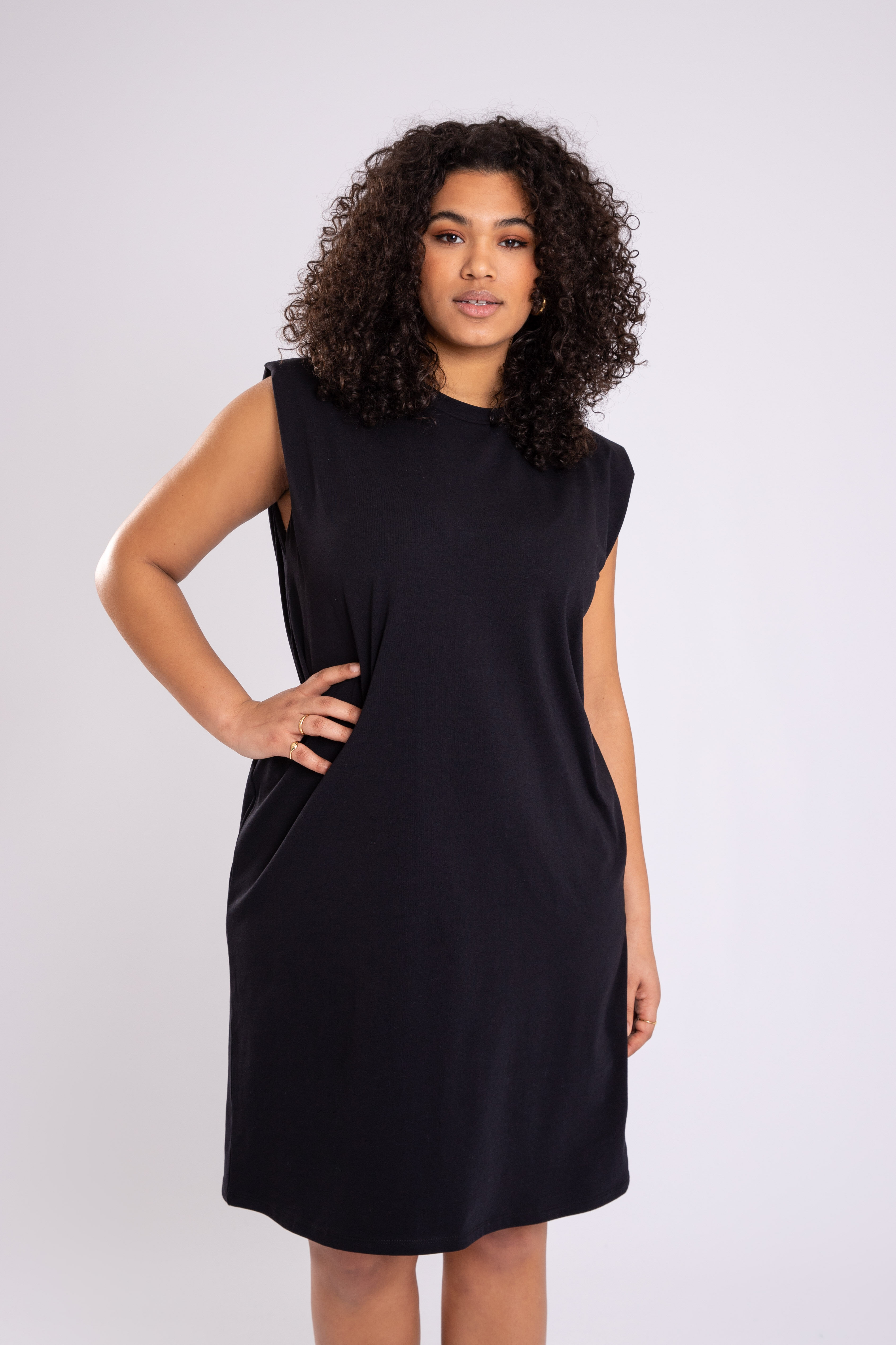 Robe d&eacute;cor&eacute;e au niveau des &eacute;paules image number 5