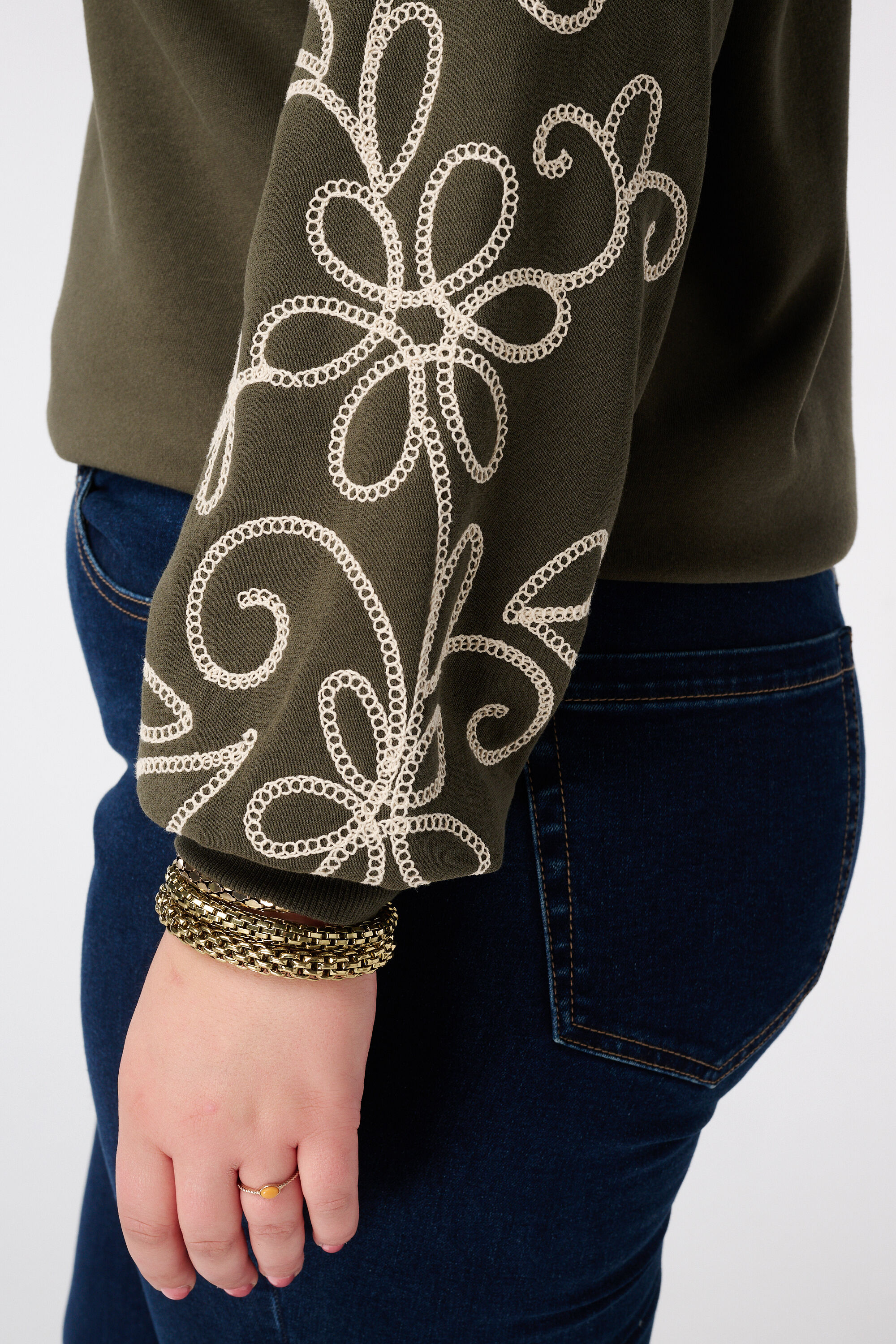 Pull avec d&eacute;tails brod&eacute;s image number 6