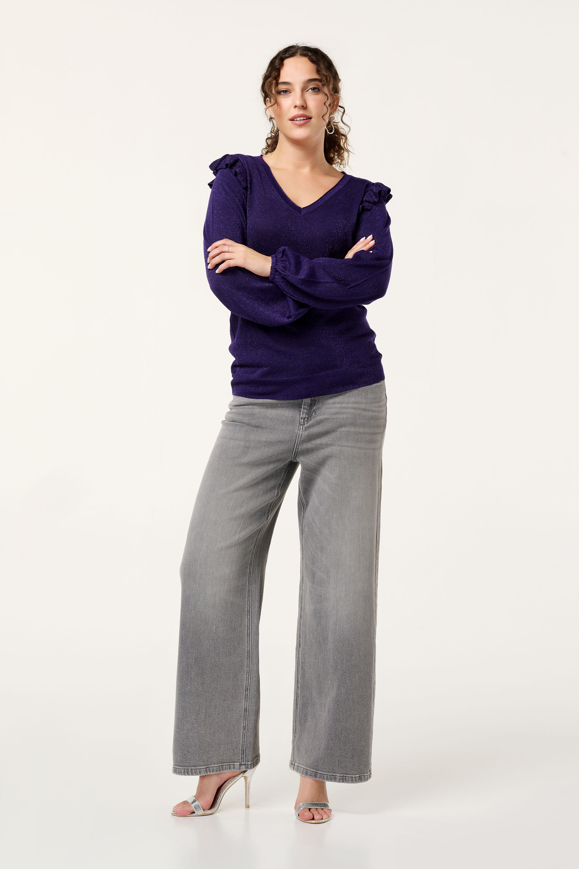 Pull &agrave; volants et &agrave; paillettes image number 5