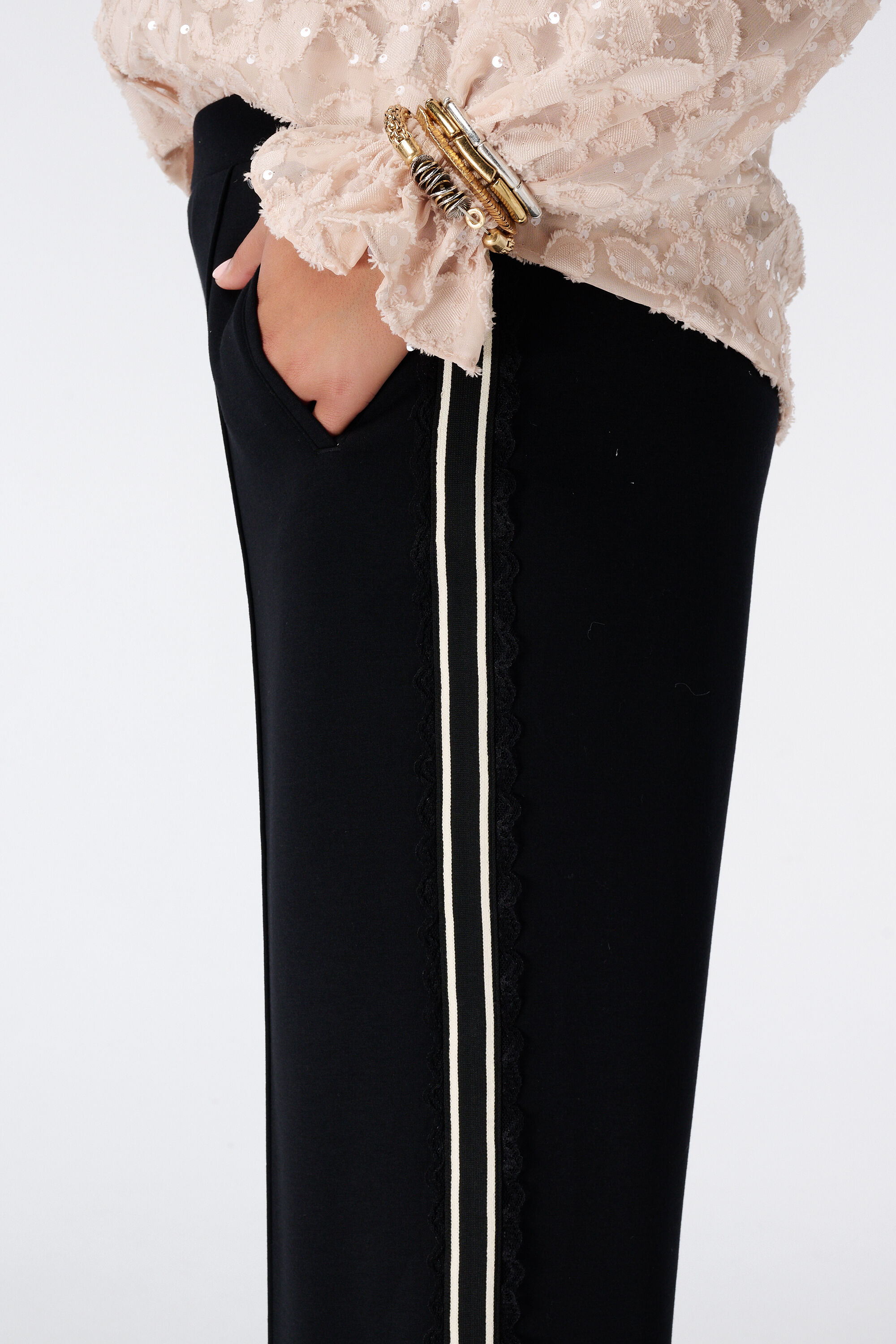 Pantalon &agrave; bande lat&eacute;rale en dentelle image number 4