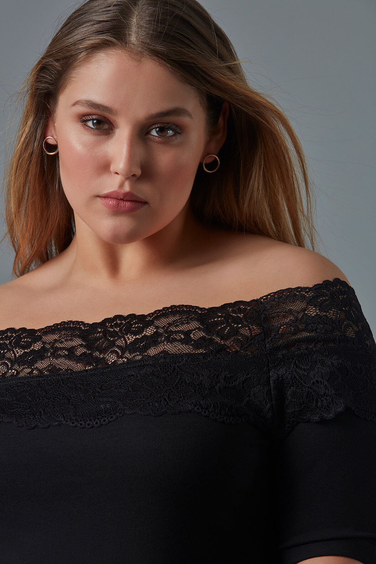 Top en dentelle aux &eacute;paules d&eacute;nud&eacute;es image number 0