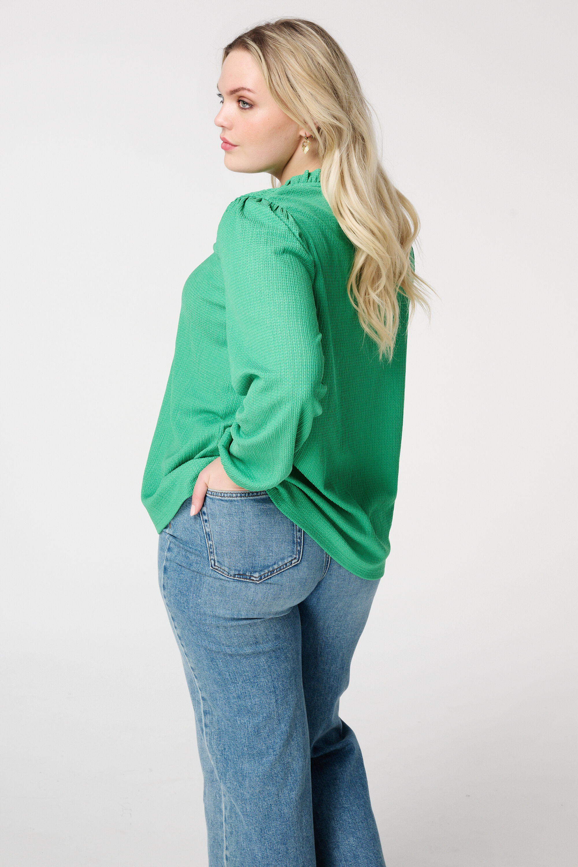 Haut textur&eacute; avec volants image number 3