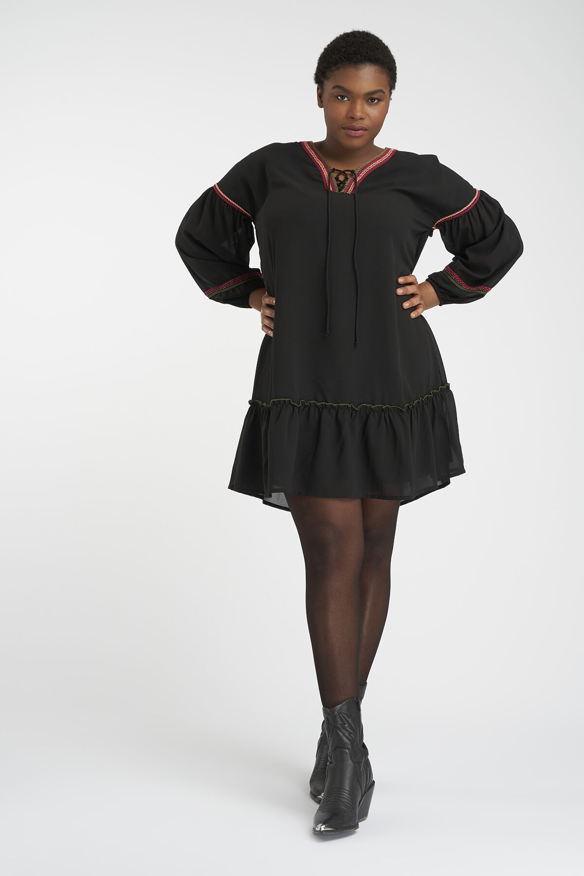 Robe au d&eacute;cor brod&eacute; image number 6