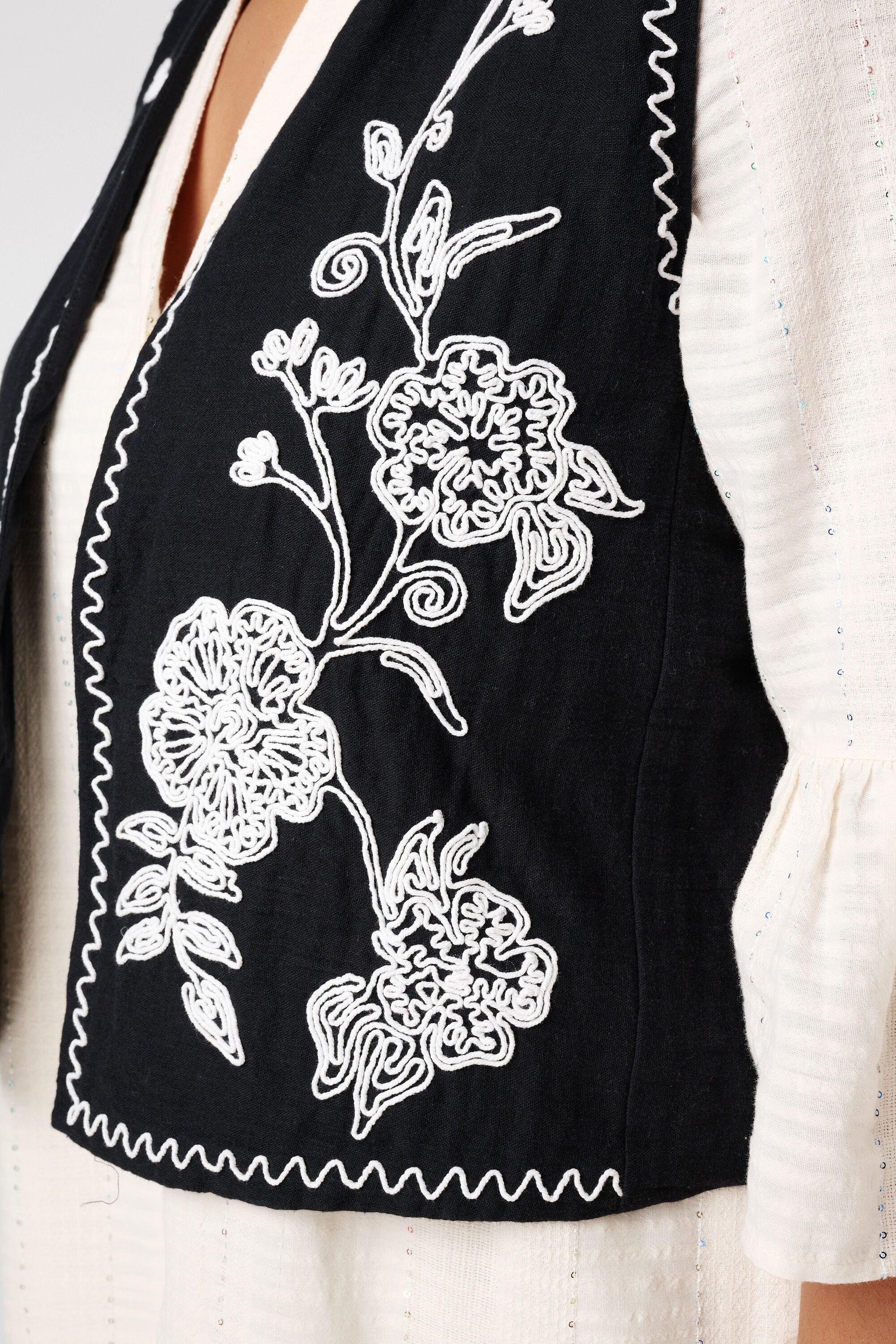 Gilet brod&eacute; image number 6