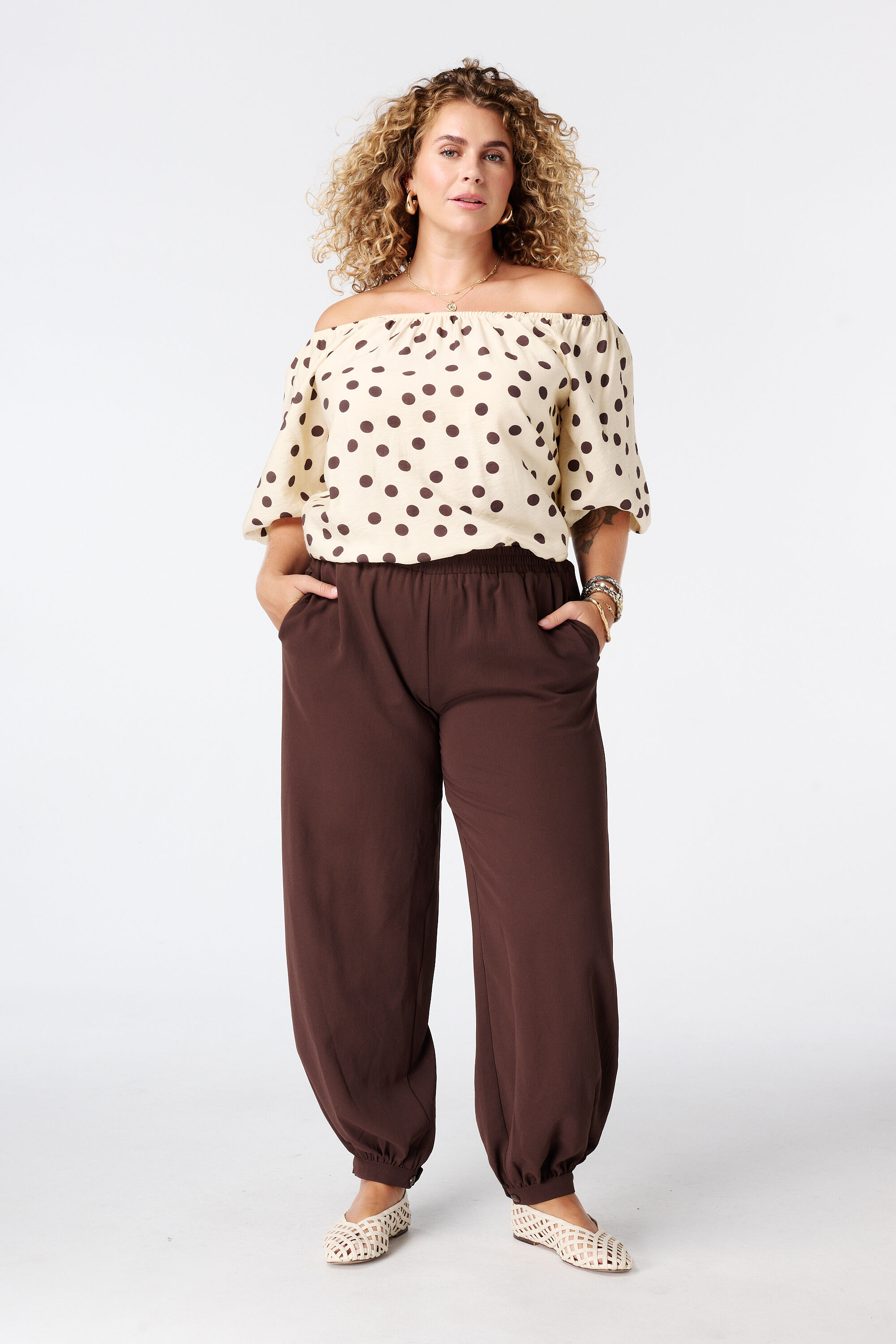 Blouse &agrave; pois &eacute;paules d&eacute;nud&eacute;es image number 3