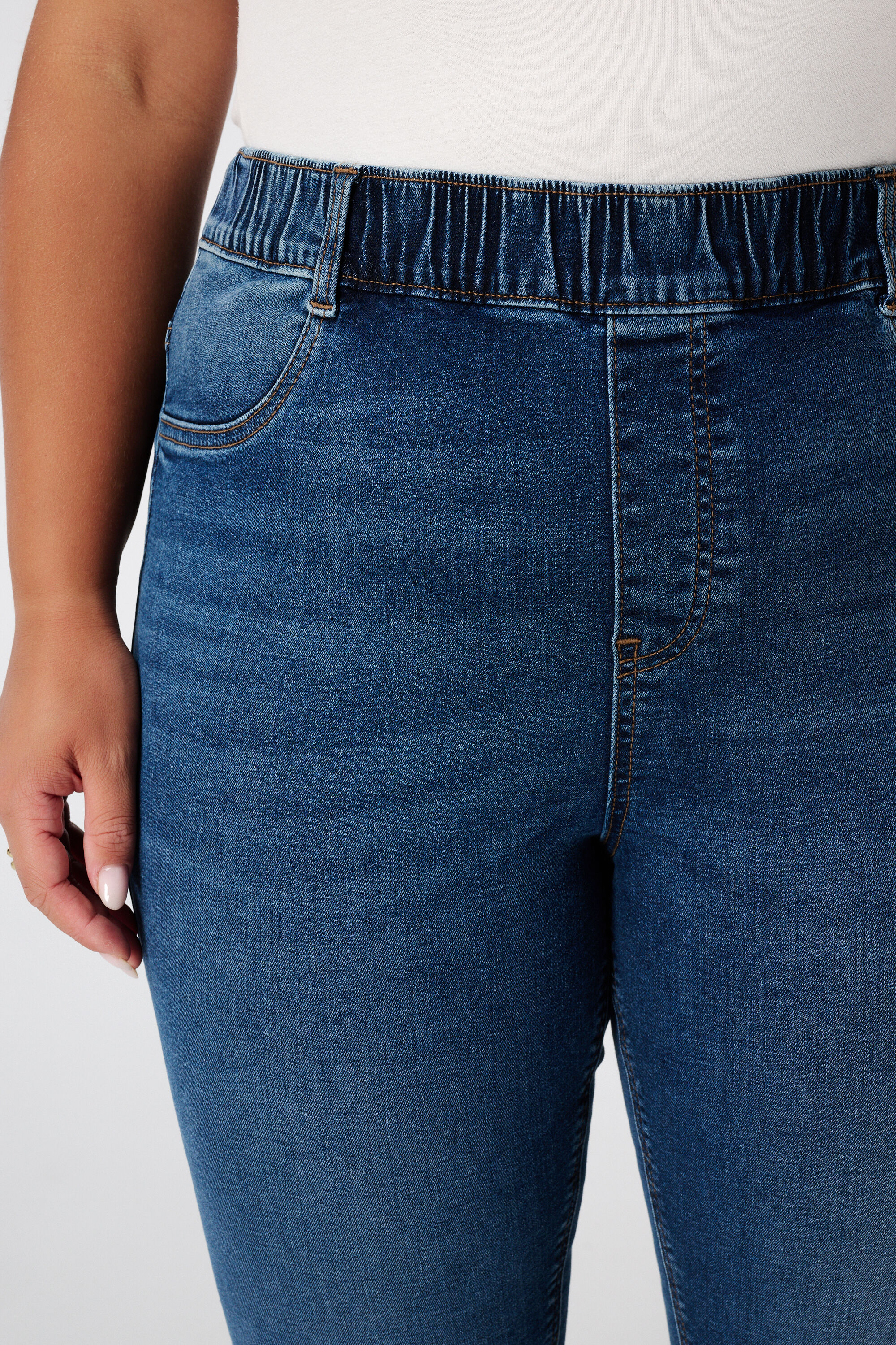 Tregging avec un look denim image number 4