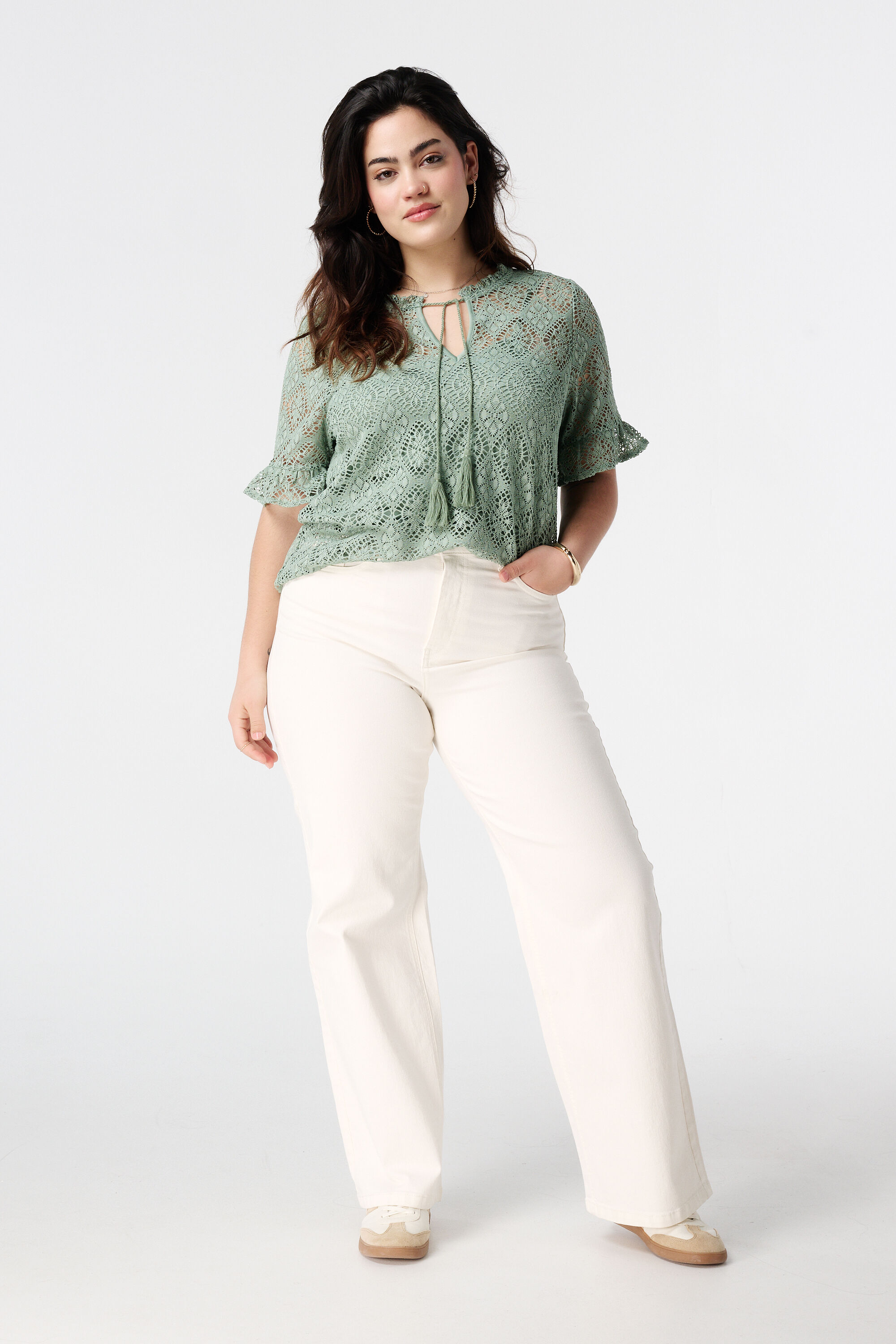 Haut en dentelle avec manches courtes  image number 5