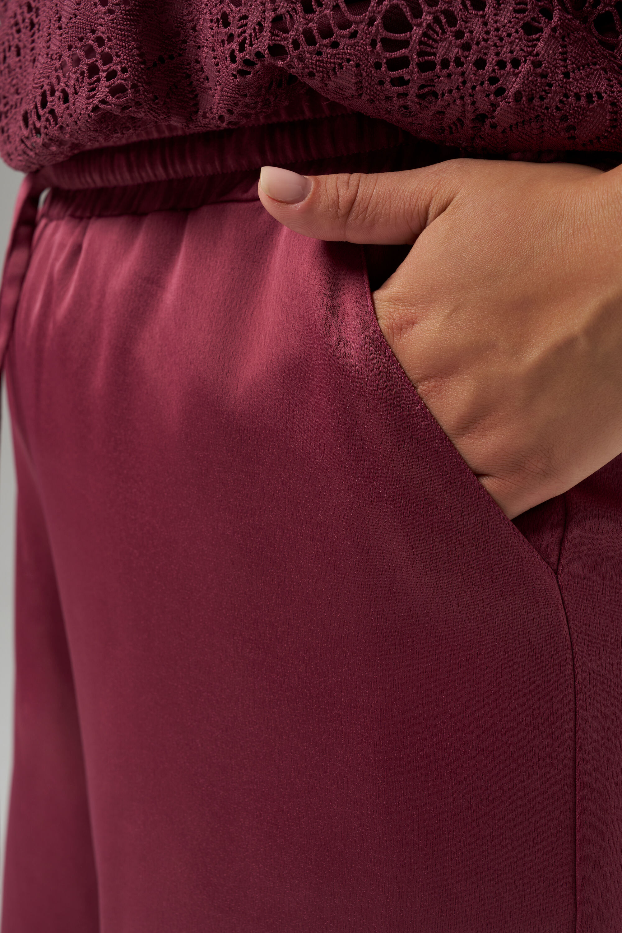 Pantalon &agrave; l&rsquo;aspect satin&eacute; image number 4