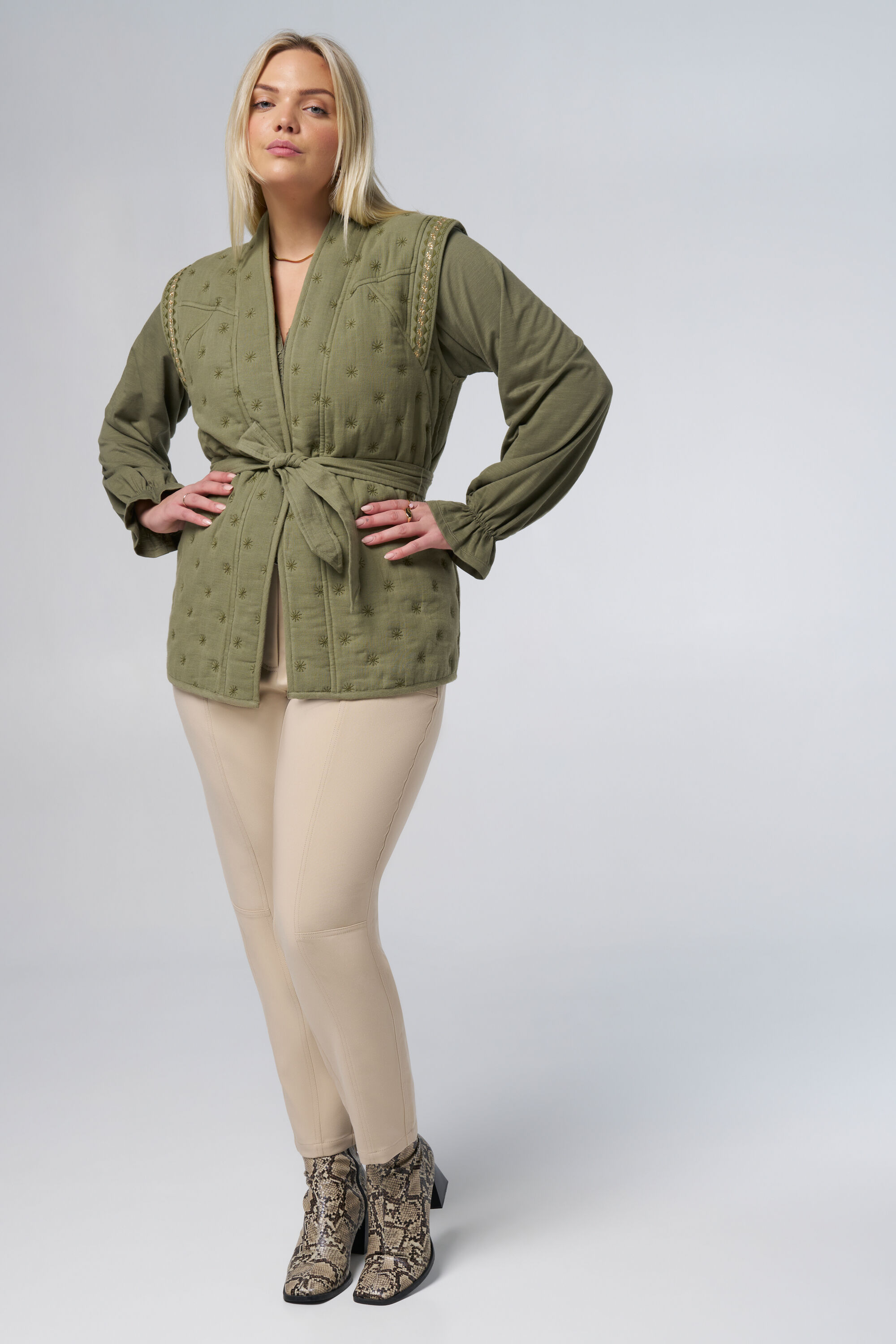 Gilet orn&eacute; de d&eacute;tails dor&eacute;s image number 5