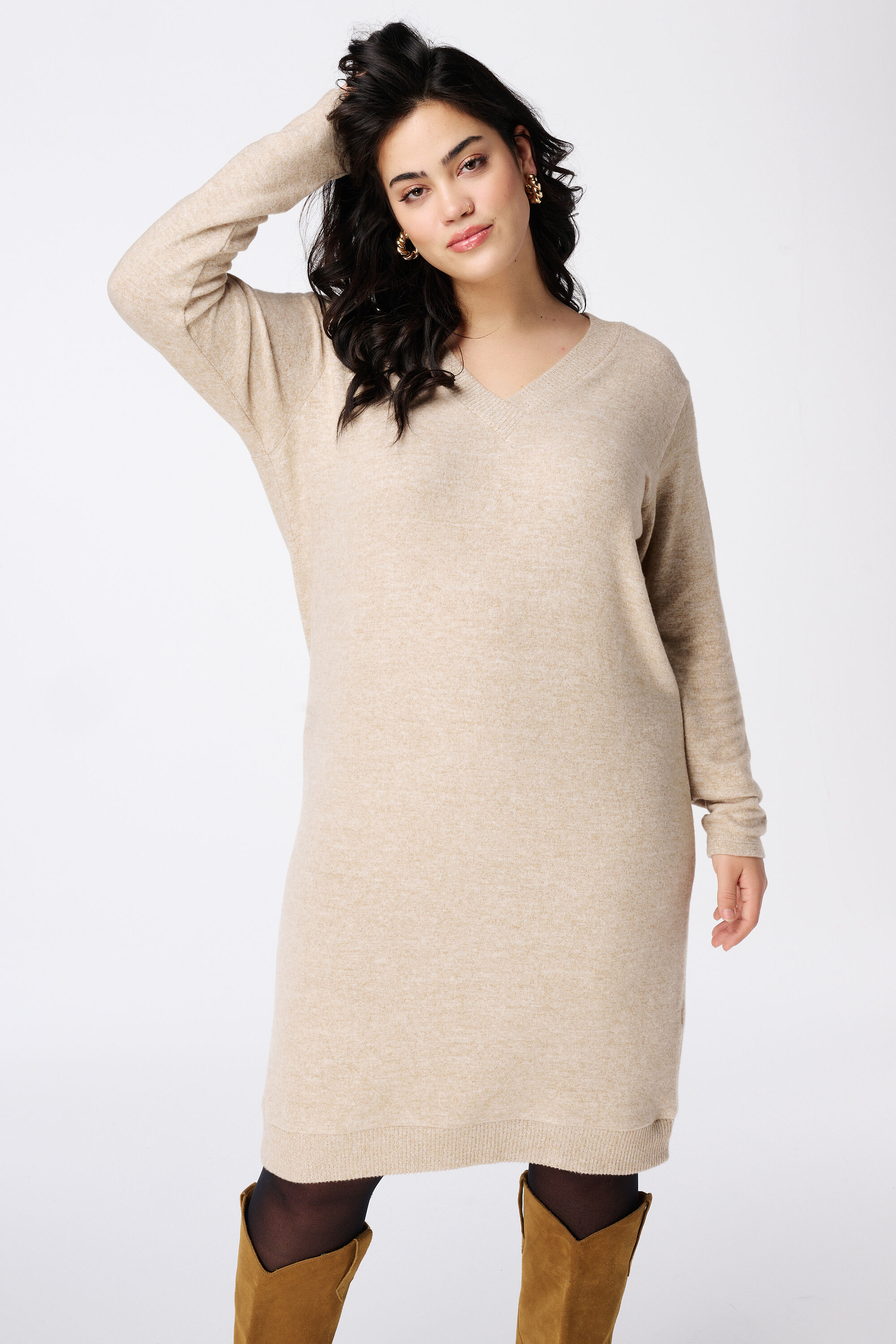 Robe douce avec col en V  image number 5