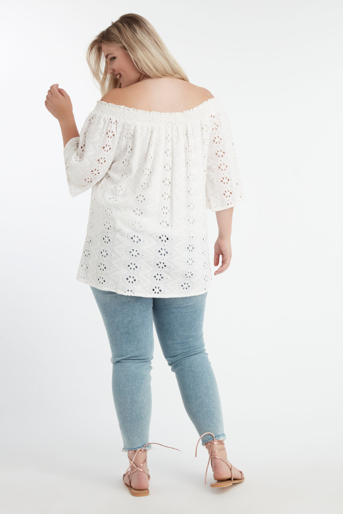 Haut ajour&eacute; &agrave; &eacute;paules d&eacute;nud&eacute;es image number 4