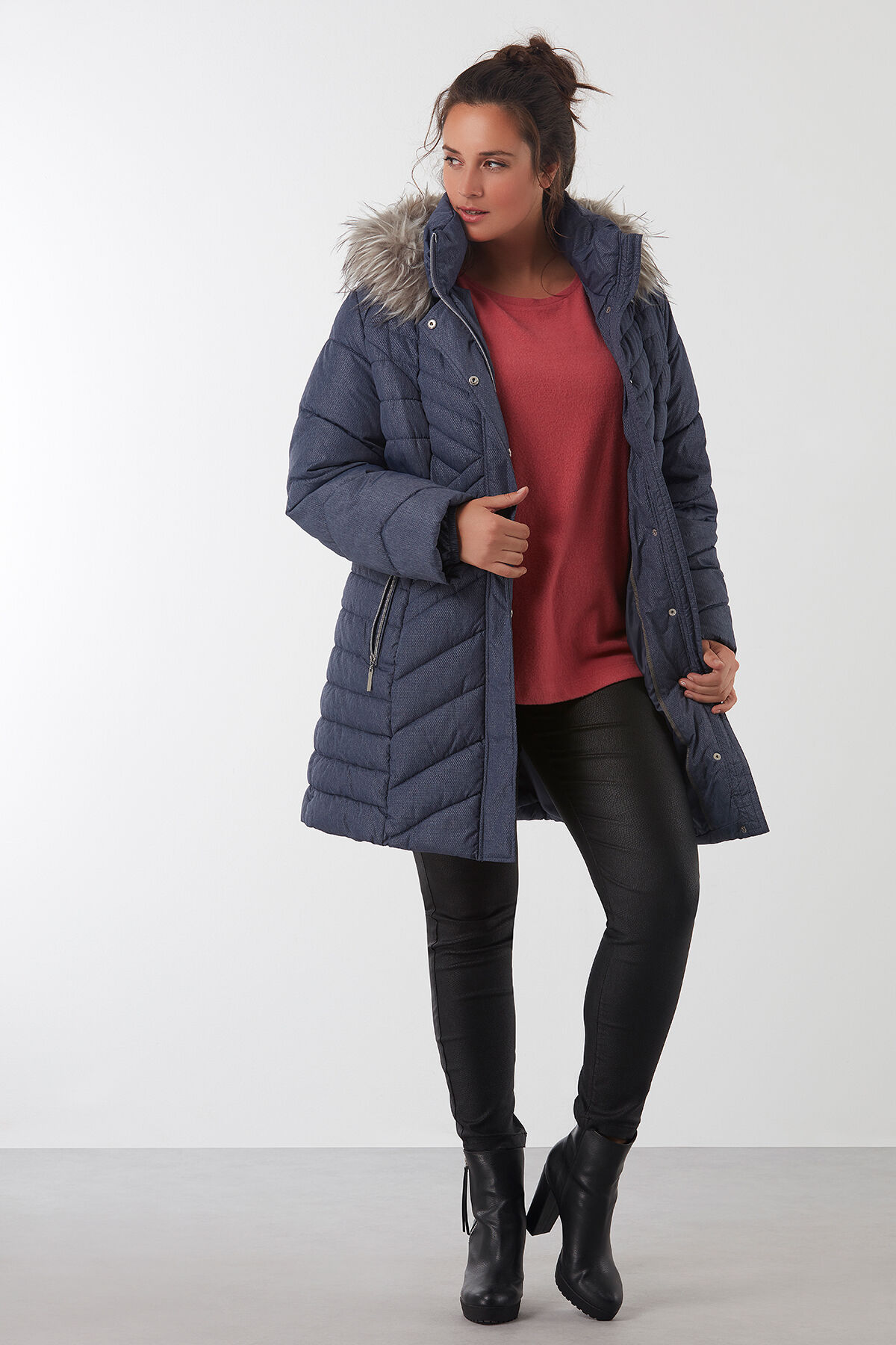 Manteau d&rsquo;hiver matelass&eacute; avec col en fausse fourrure image number 3