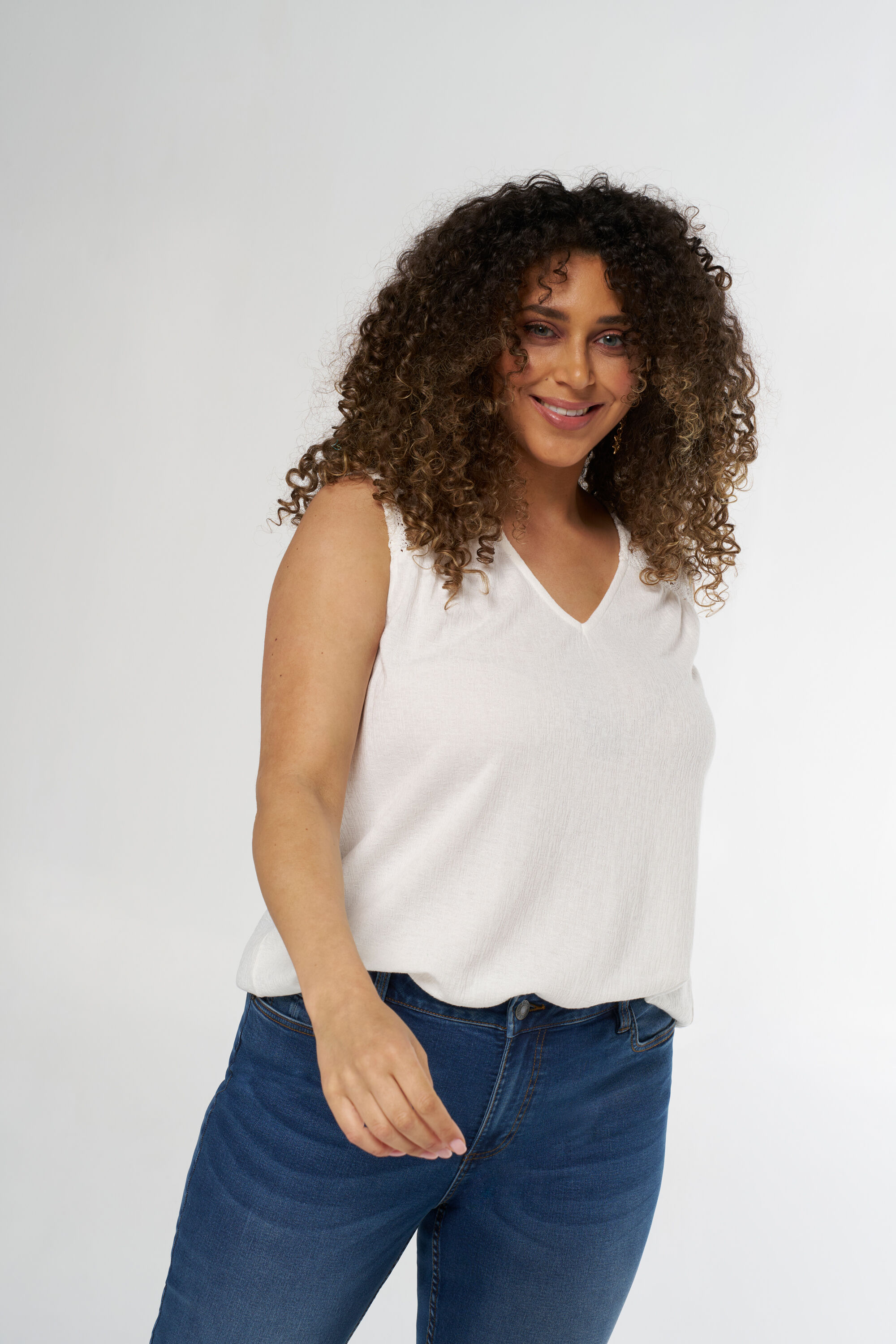 Haut avec d&eacute;tails en crochet  image number 5