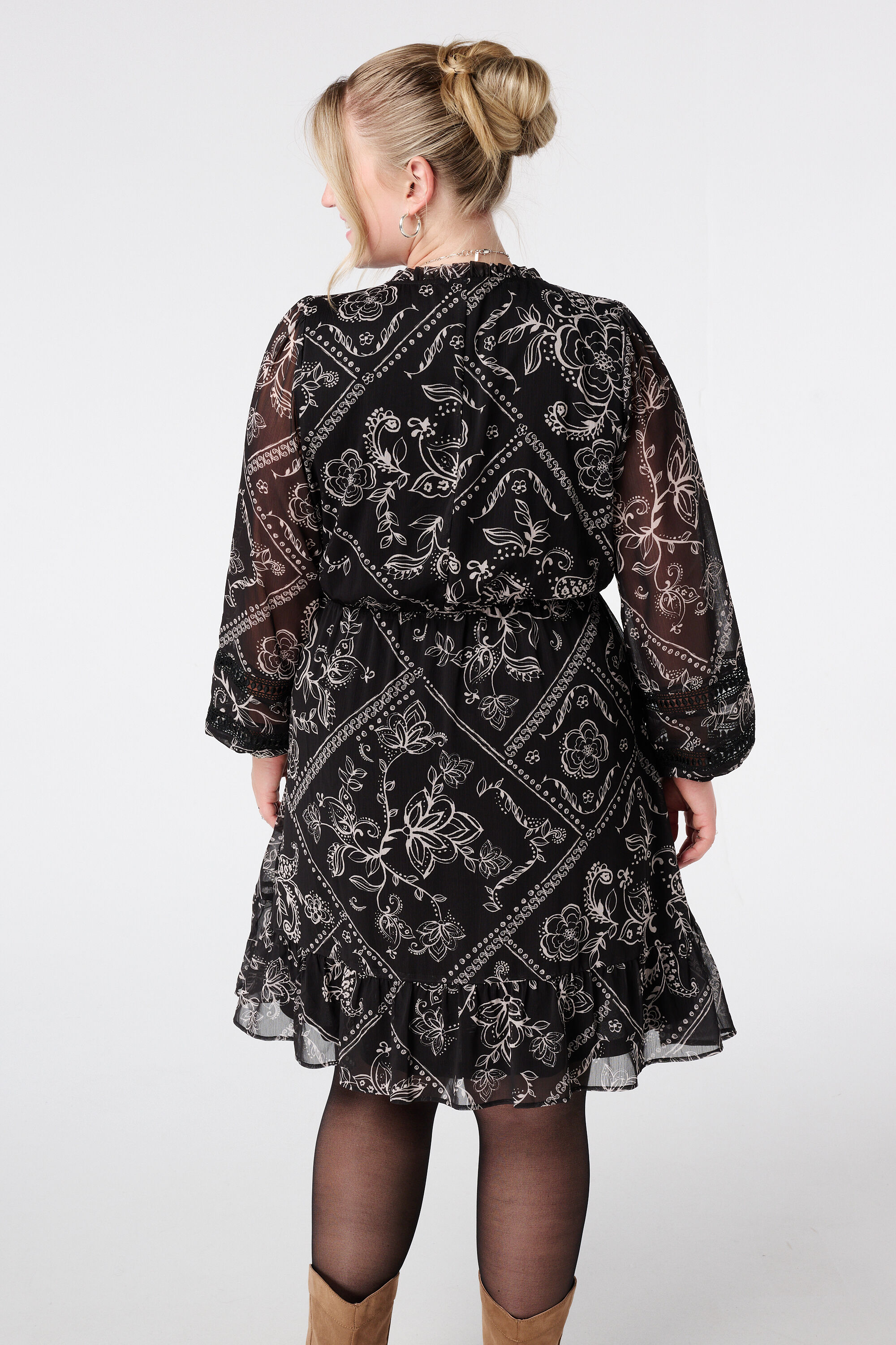 Robe imprim&eacute;e avec d&eacute;tails brod&eacute;s image number 3