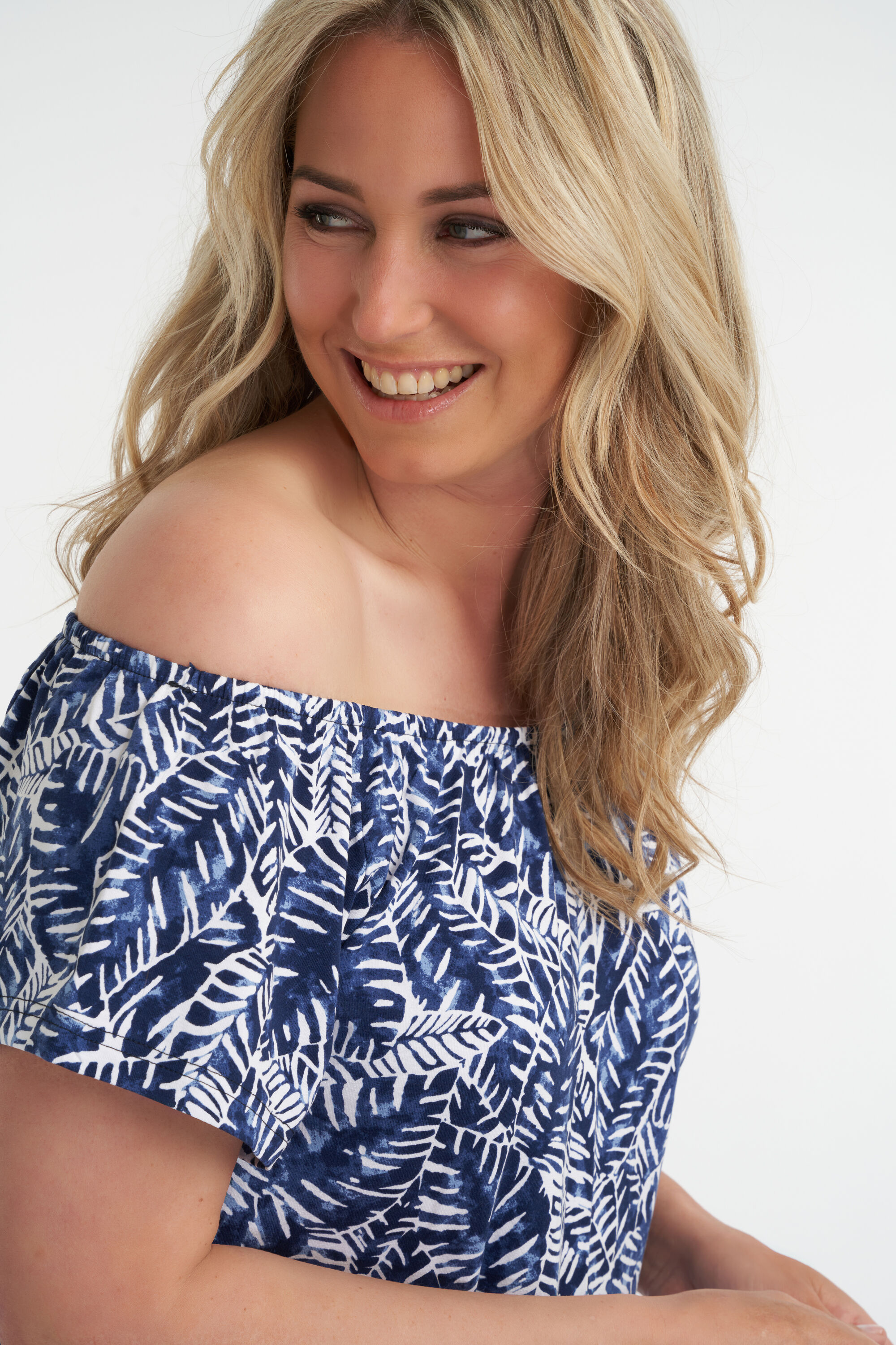 Robe &agrave; &eacute;paules d&eacute;nud&eacute;es image number 4