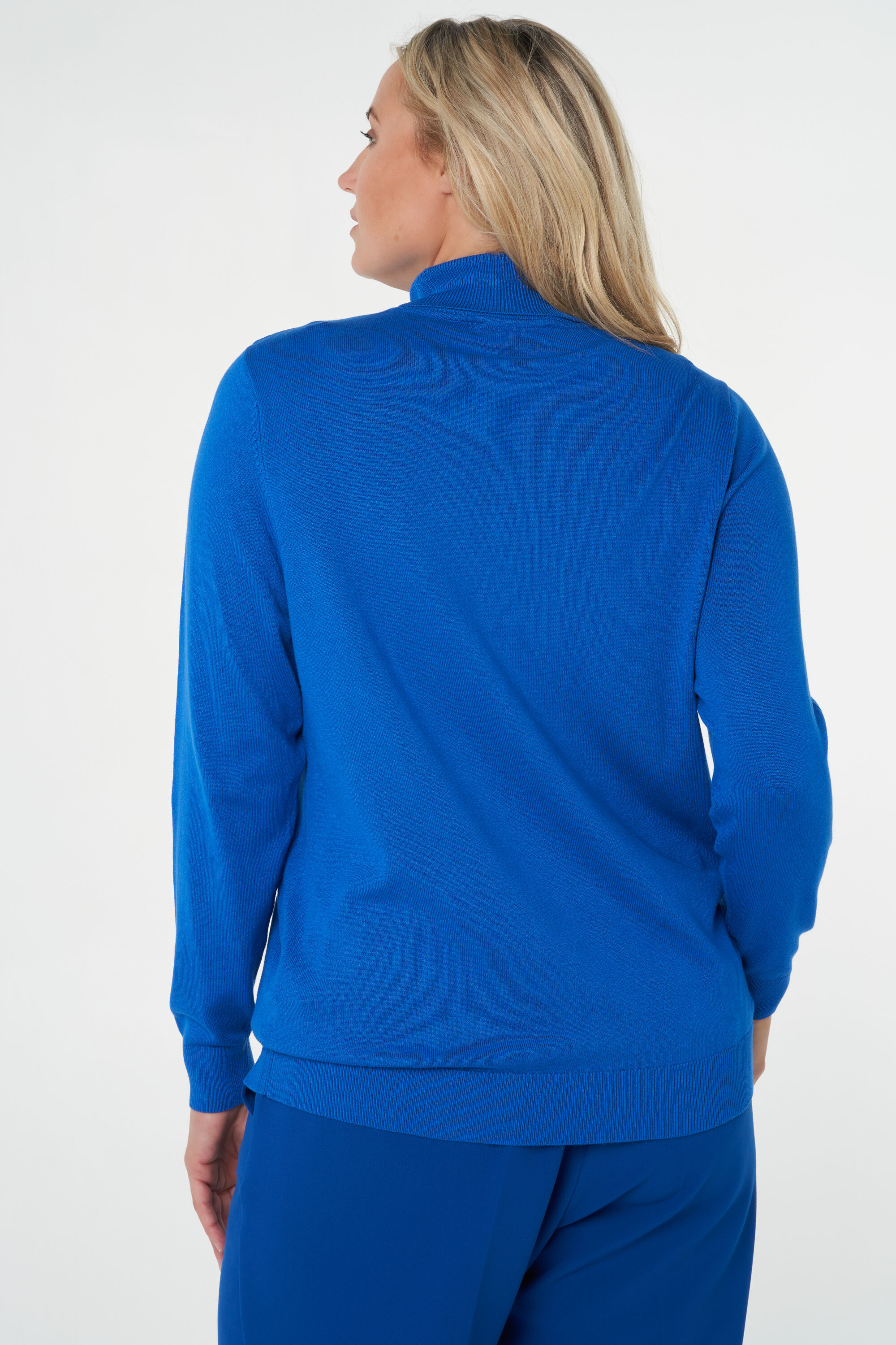 Col roul&eacute; en maille fine image number 3