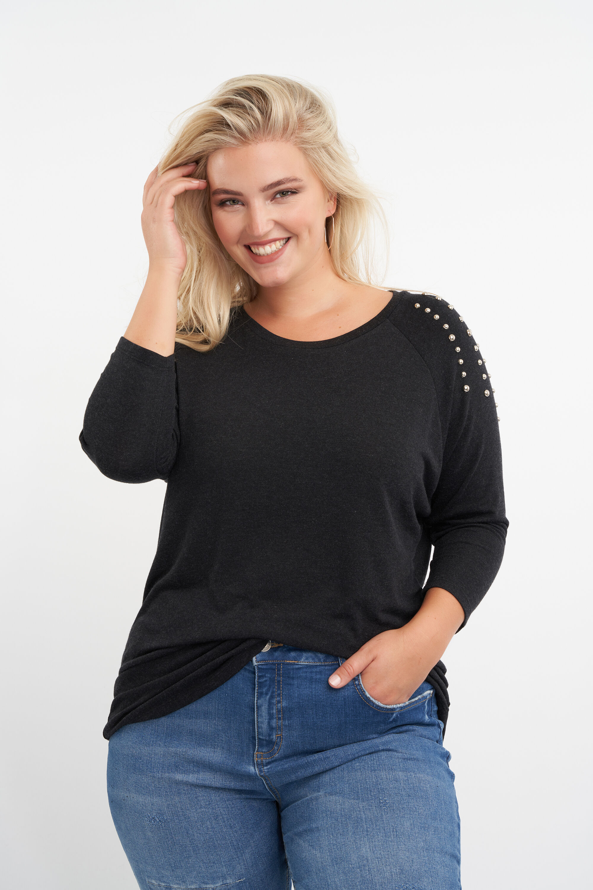 T-shirt &agrave; manches trois quarts et un d&eacute;cor &agrave; clous