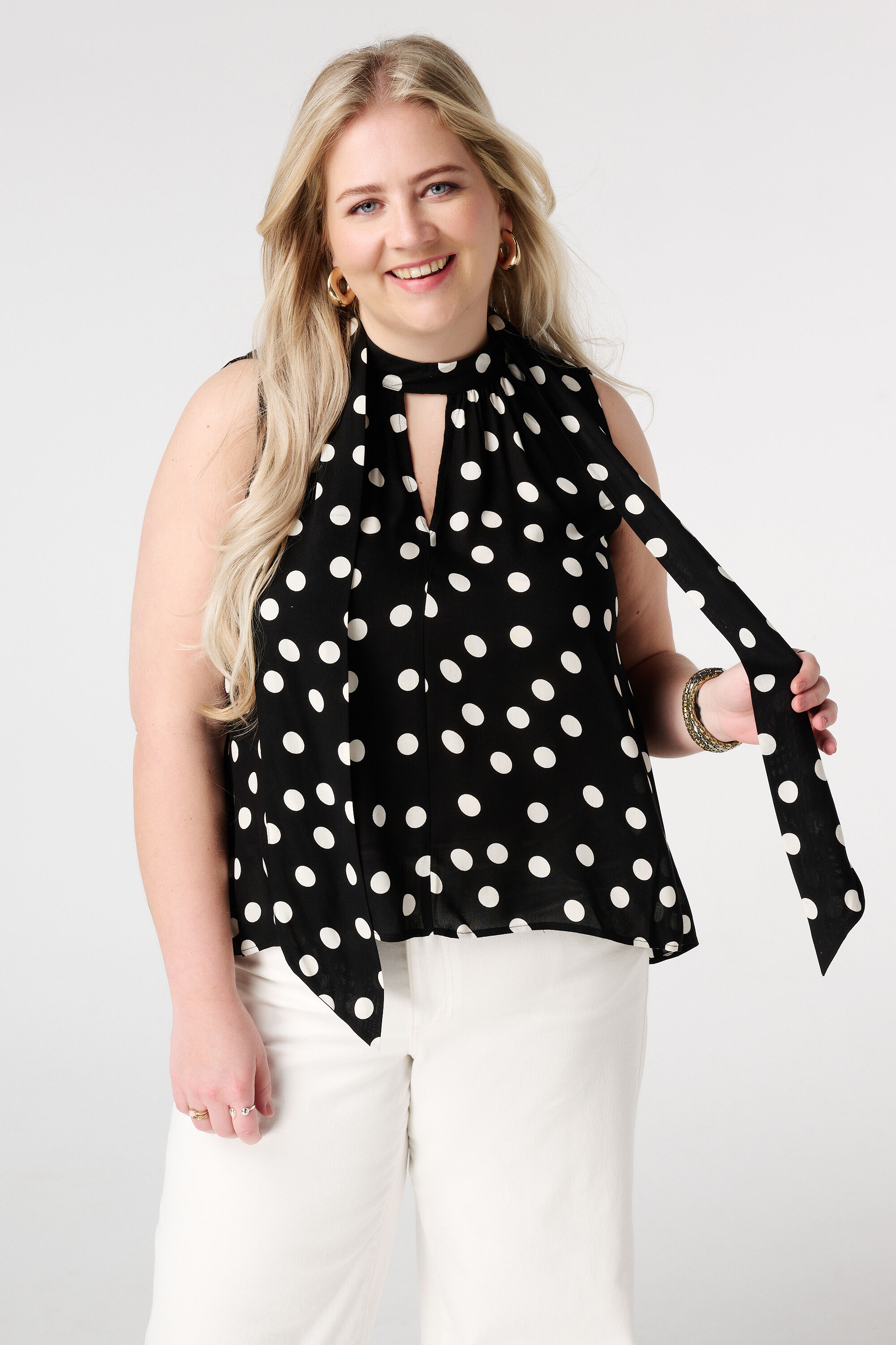 Blouse &agrave; pois avec foulard