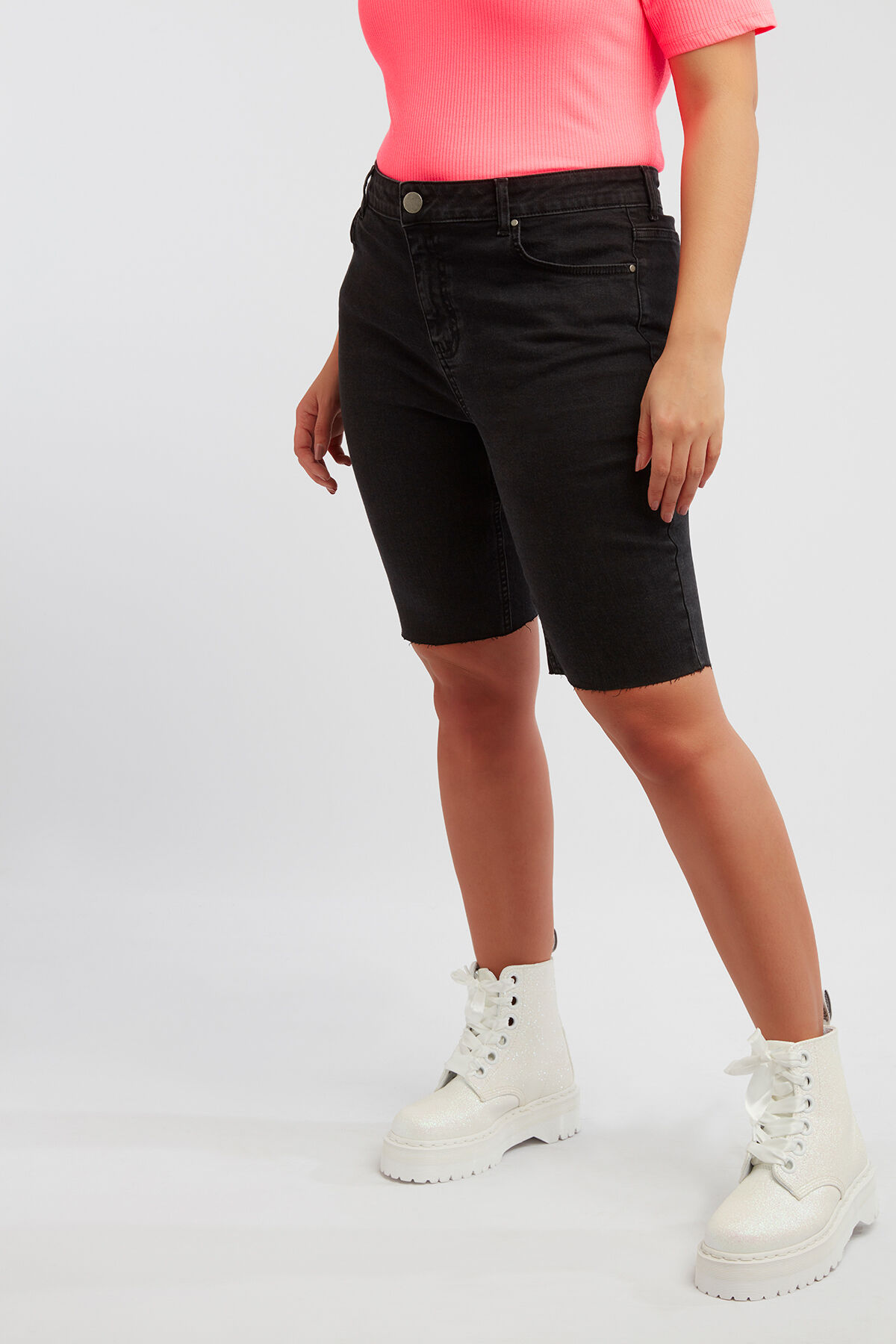 Shorts style motard en denim  image number 3