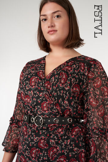 Ceinture avec un motif trou&eacute; et clou&eacute; 