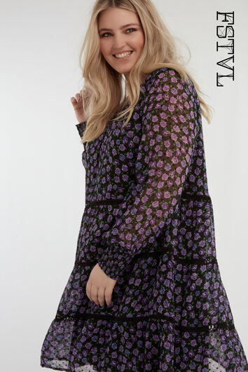 Robe &agrave; fleurs avec des d&eacute;cors fronc&eacute;s  