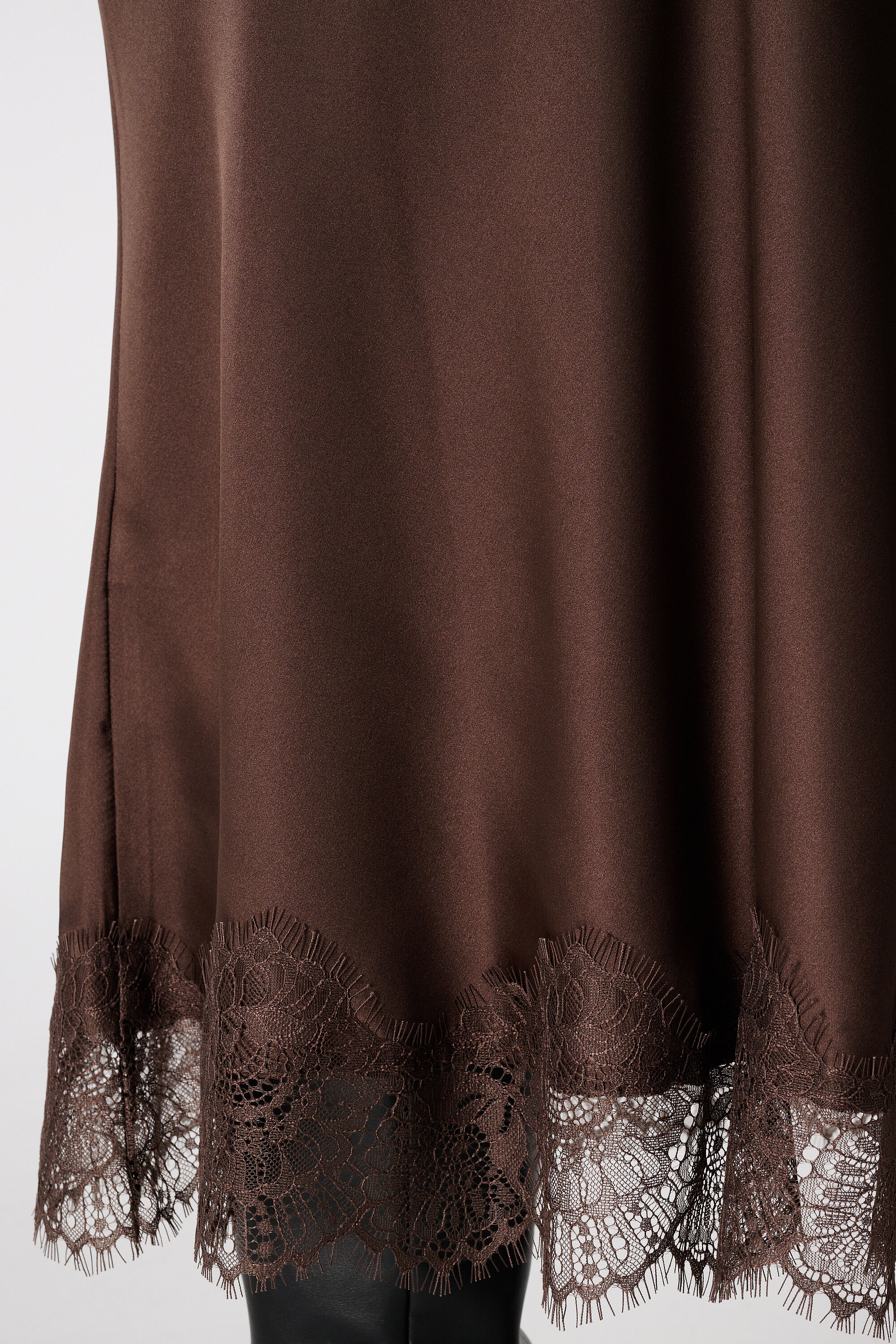 Jupe effet satin avec d&eacute;tail dentelle image number 4