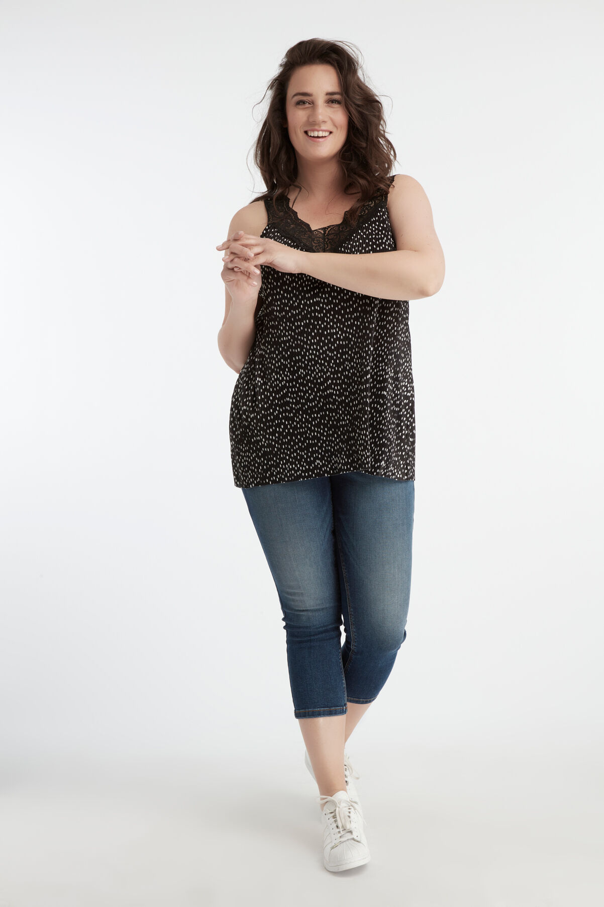 Haut pliss&eacute; avec pois et dentelle image number 5