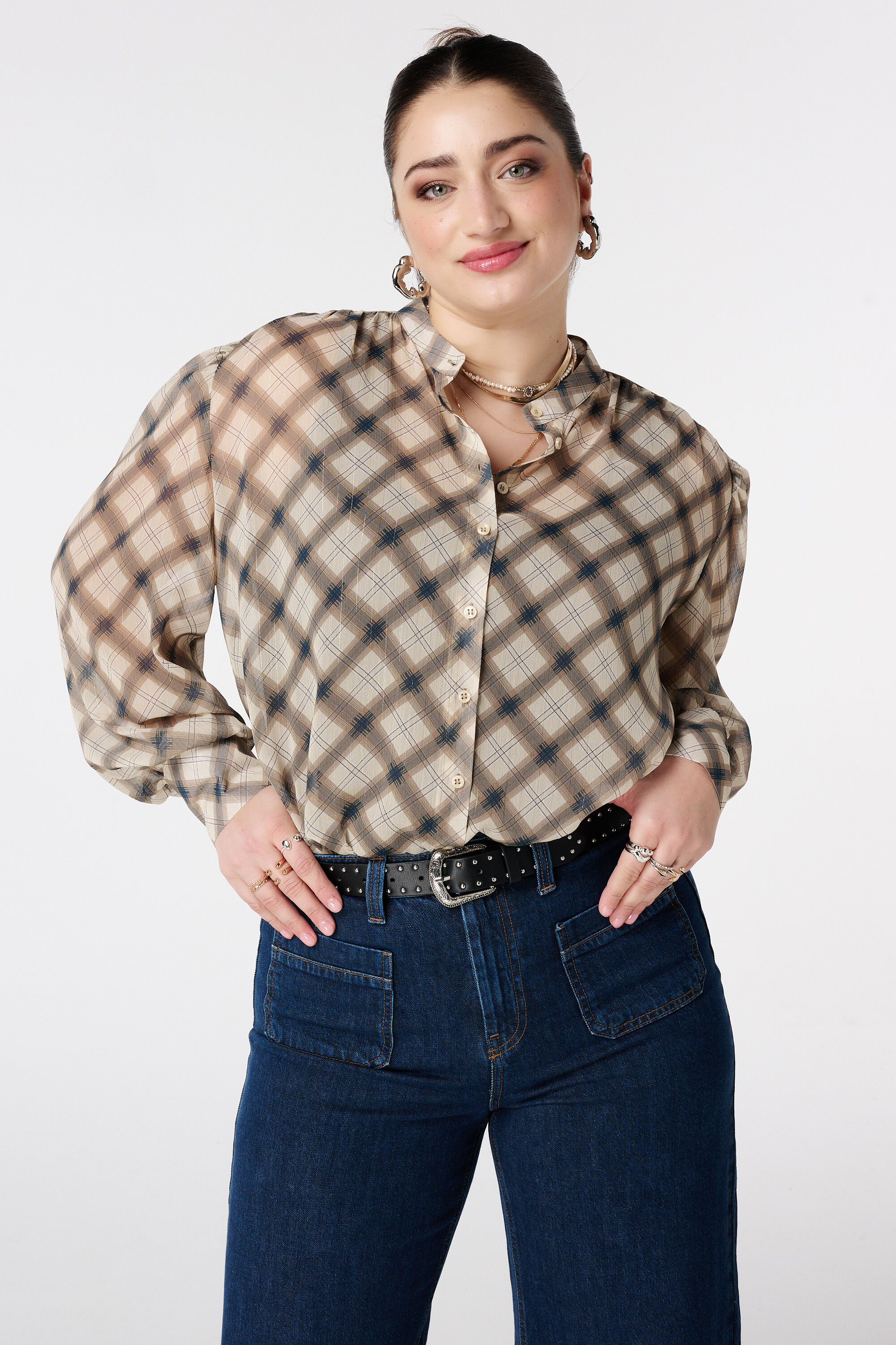 Ceinture &agrave; clous et boucle