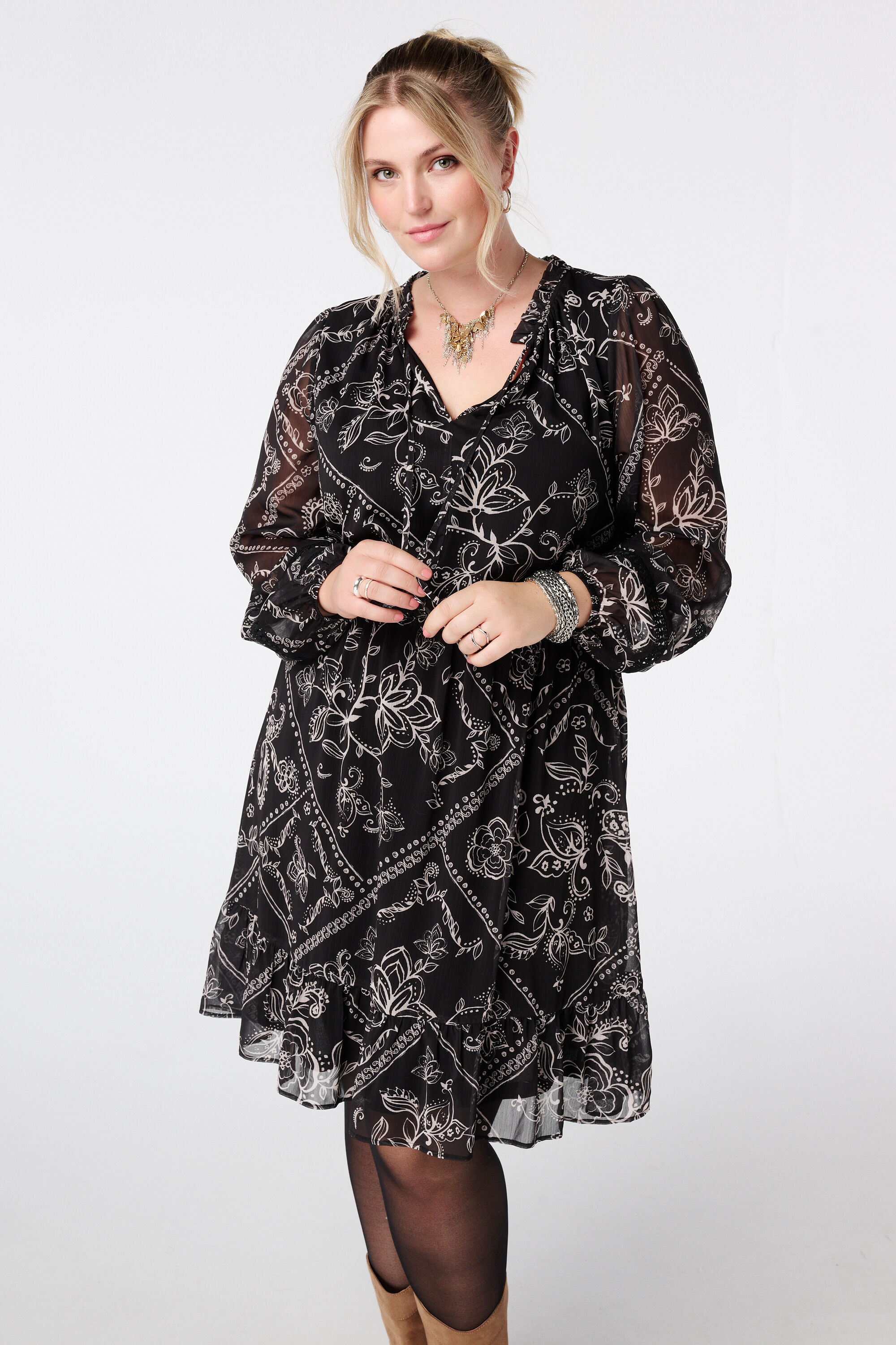 Robe imprim&eacute;e avec d&eacute;tails brod&eacute;s image number 5