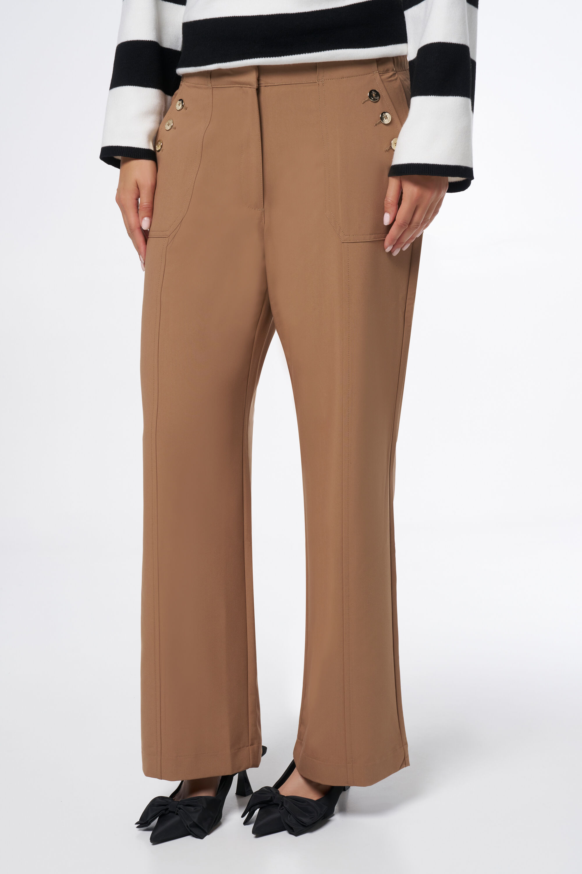 Pantalon &agrave; jambes larges avec boutons fantaisie image number 5