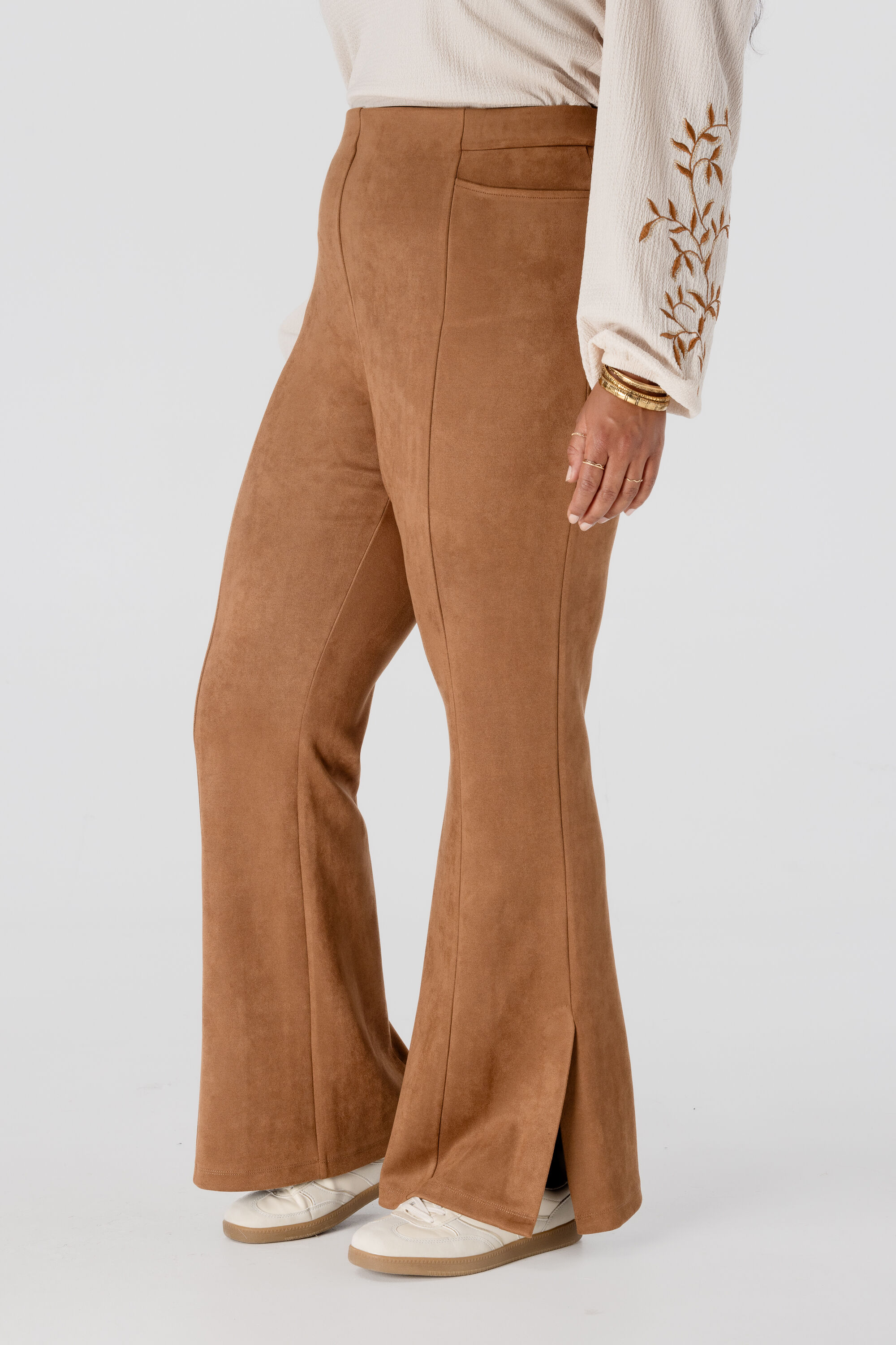 Pantalon &eacute;vas&eacute; en simili daim image number 5